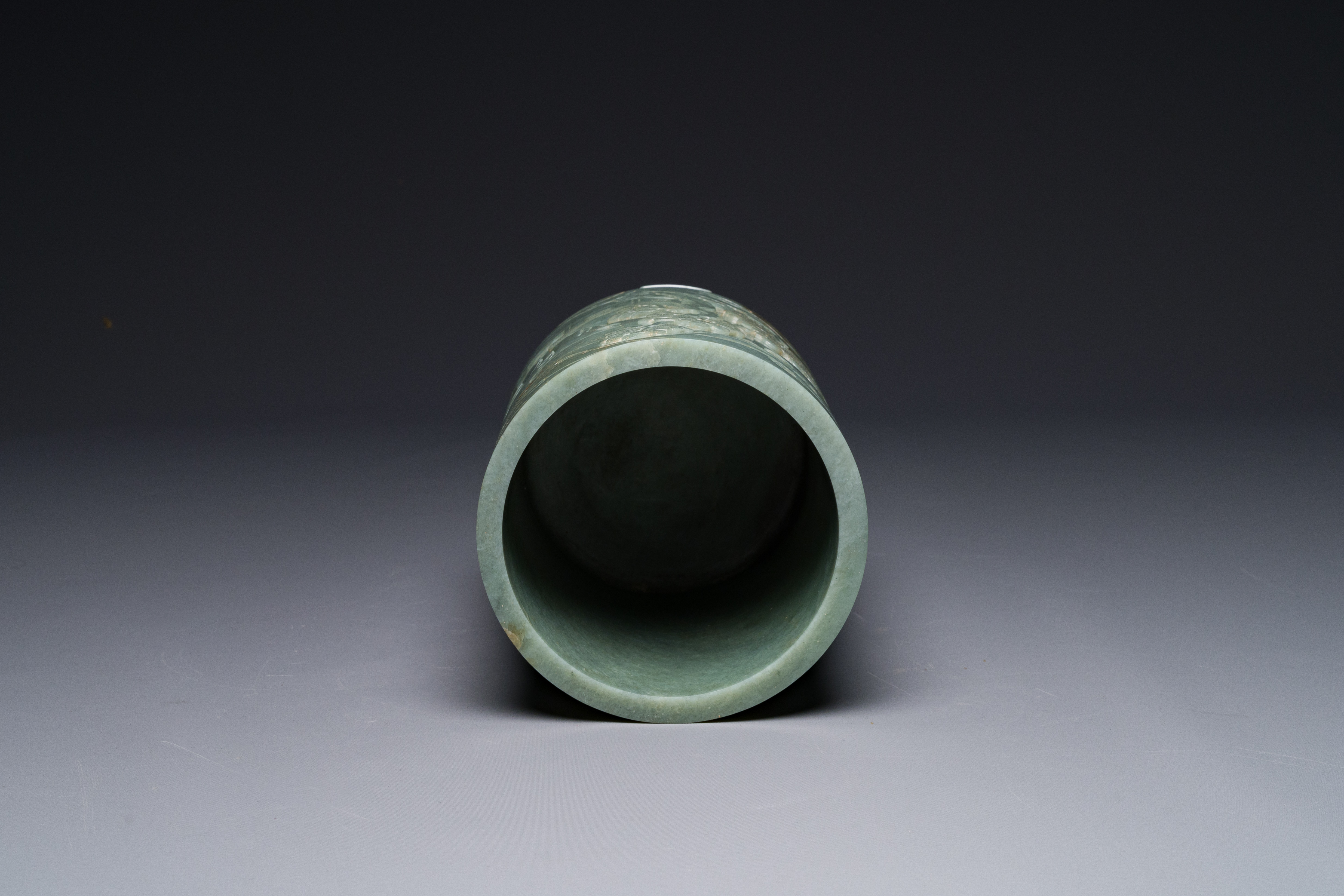 A Chinese spinach jade brush pot with relief design, 18th C. - Image 6 of 7