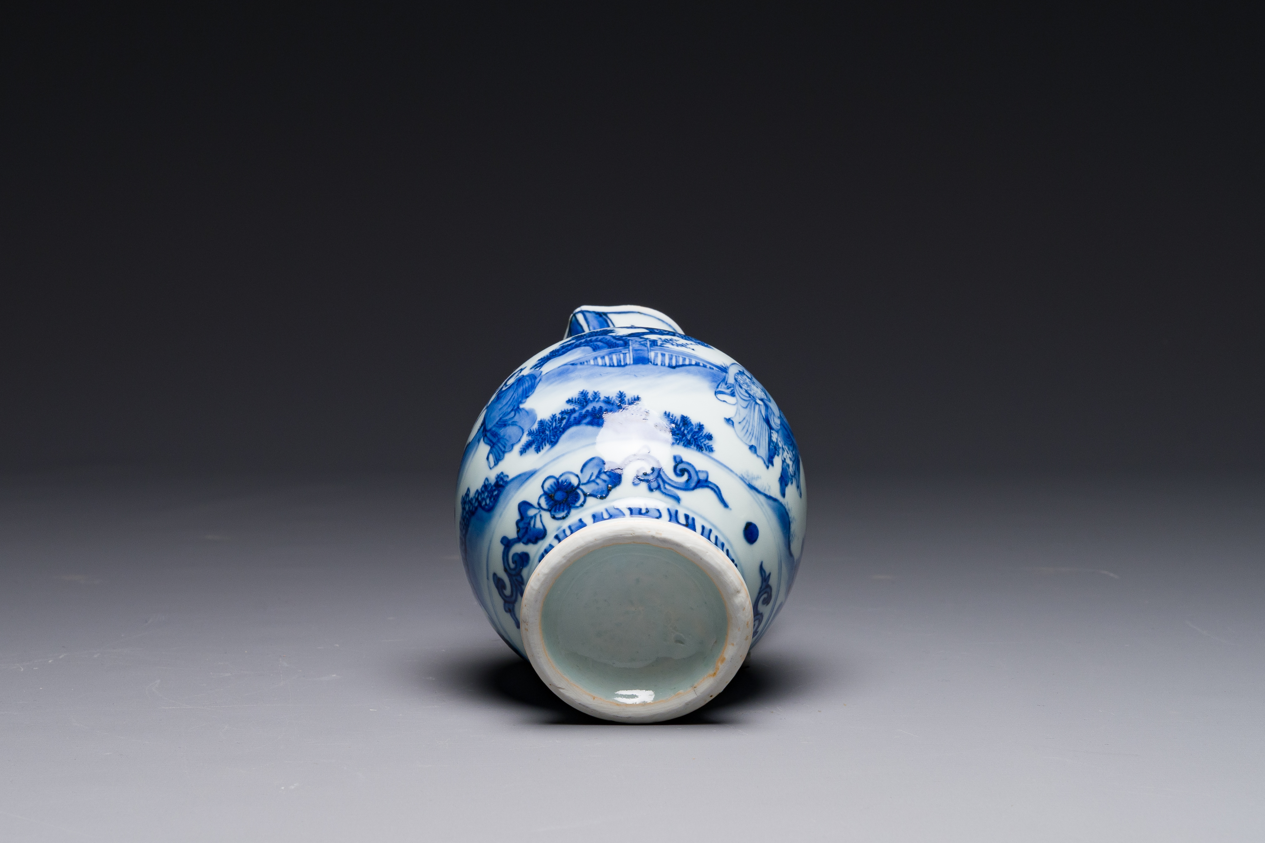 A Chinese blue and white ewer with figures in a landscape, Transitional period - Image 6 of 6