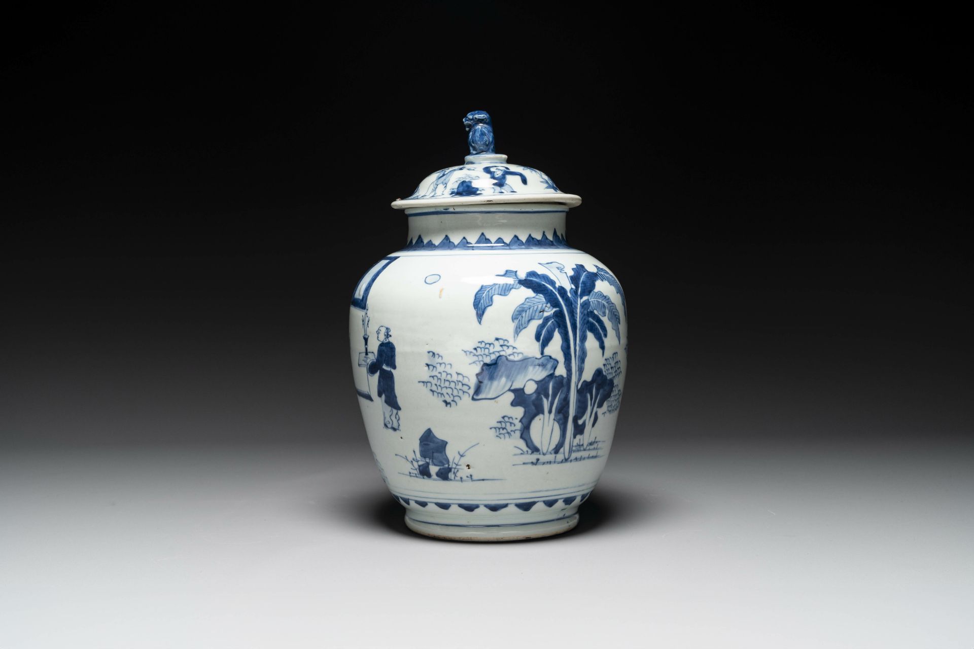 A Chinese blue and white 'Jia Guan Jin Jue åŠ å®˜æ™‰çˆµ' vase and cover, Transitional period - Image 4 of 6
