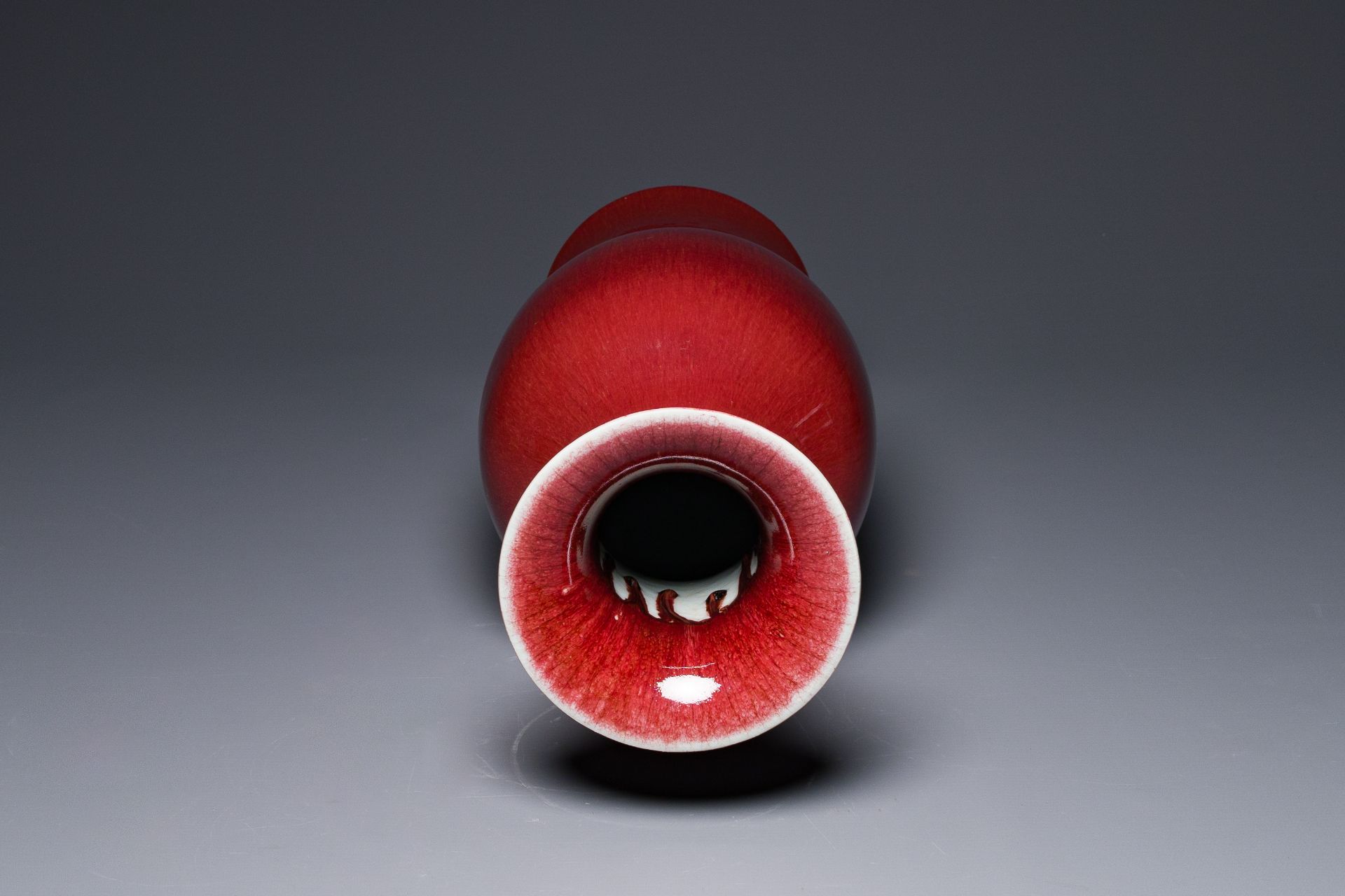 A Chinese sang-de-boeuf-glazed vase, 19th C. - Bild 3 aus 4