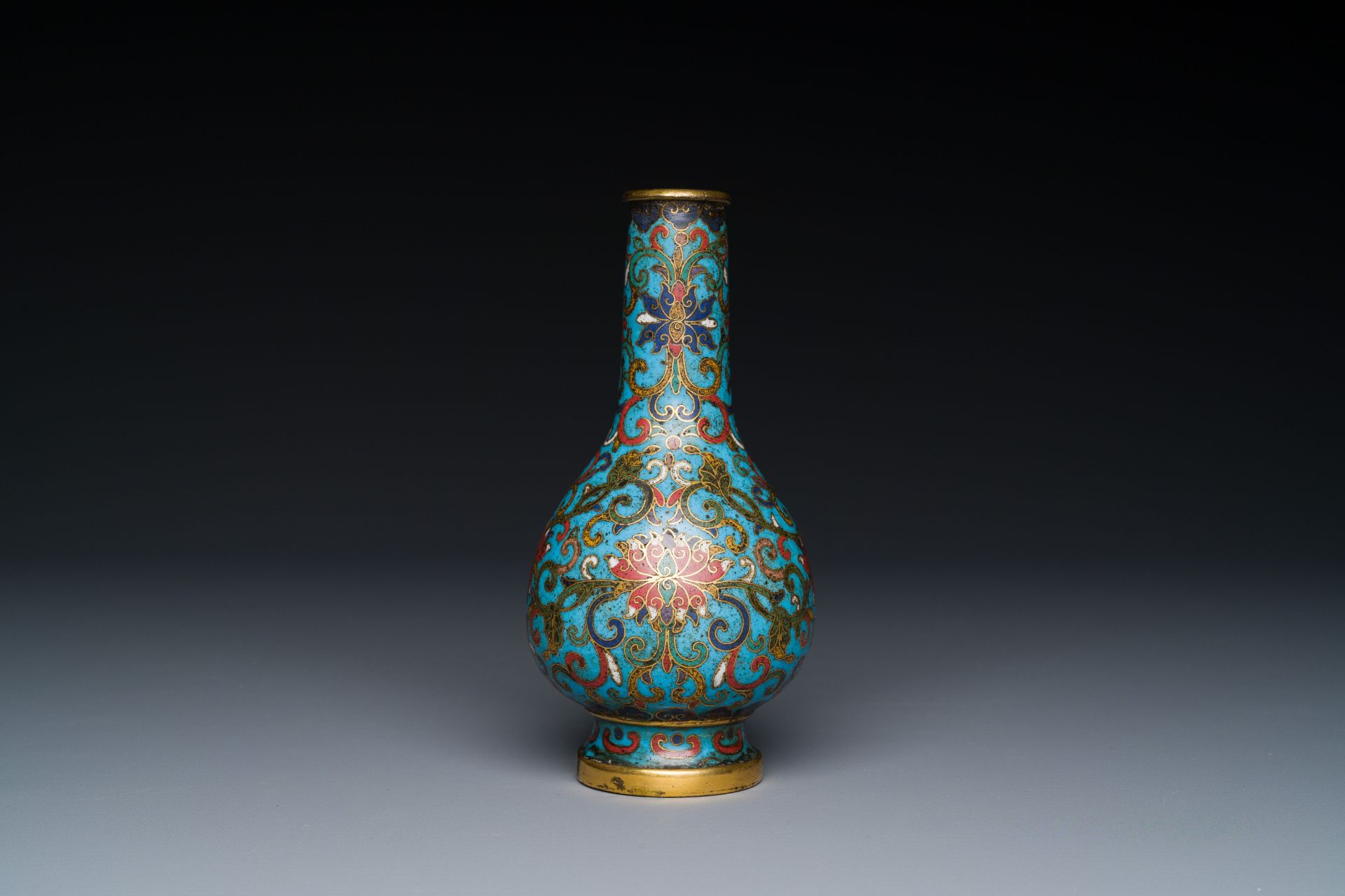 A small Chinese cloisonne 'lotus scroll' bottle vase, Qianlong mark and of the period - Bild 2 aus 6