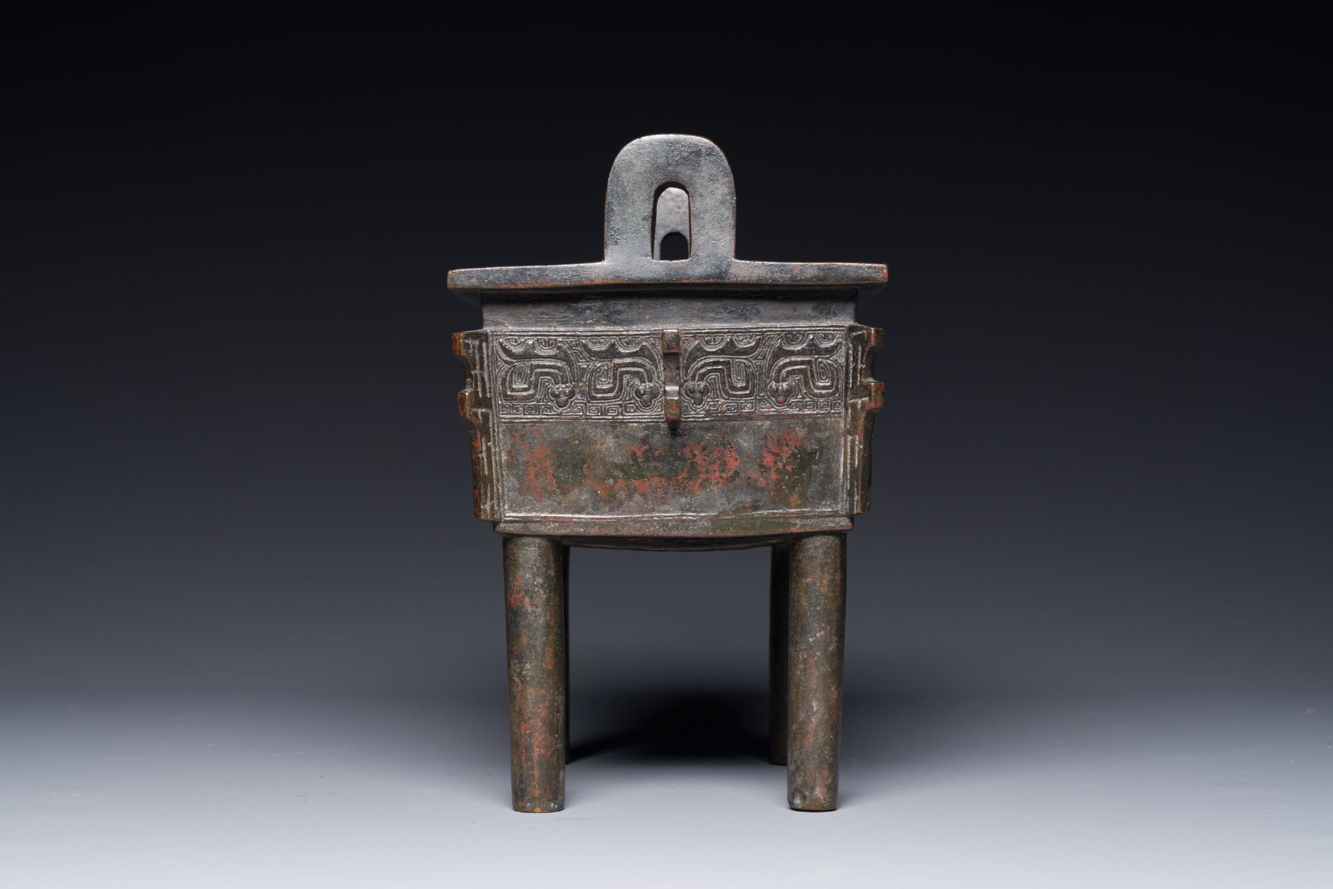 A Chinese Western Zhou-style rectangular bronze 'fangding' censer, Ming - Bild 4 aus 8