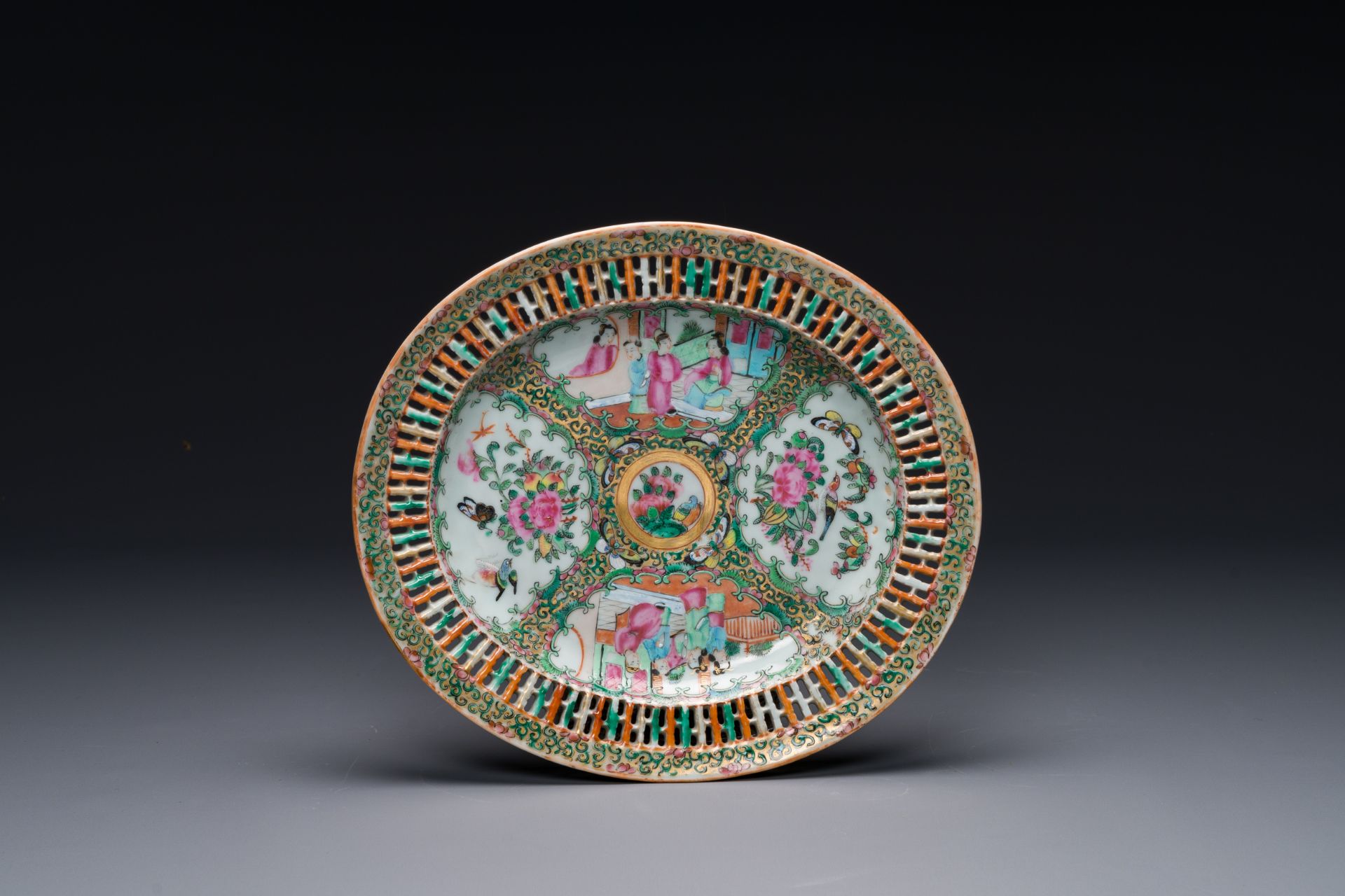 A Chinese Canton famille rose reticulated basket on stand and a bowl with gilt bronze mounts, 19th C - Bild 4 aus 5