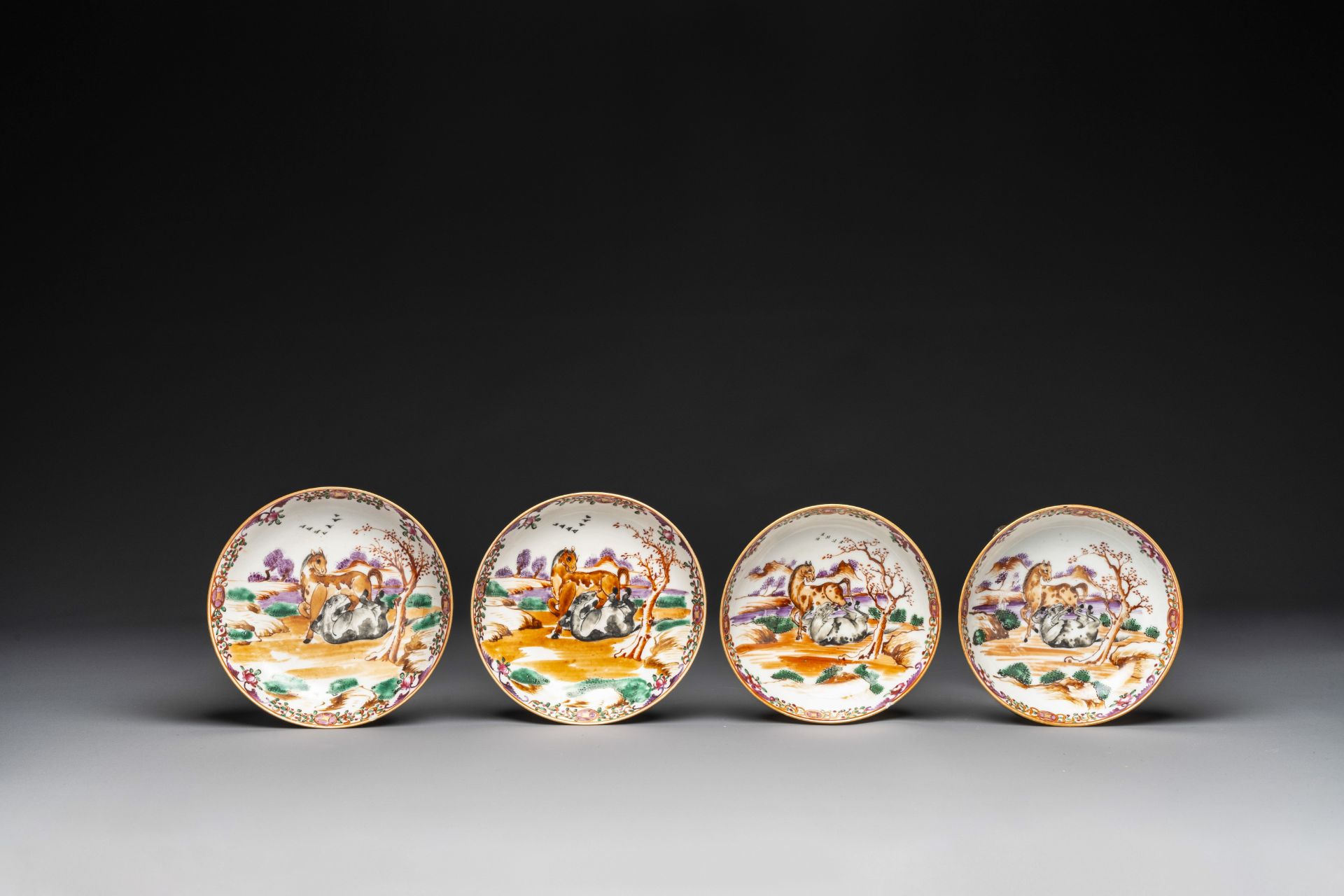 Four Chinese famille rose cups and saucers and an ewer with design of two horses, Qianlong - Bild 2 aus 15