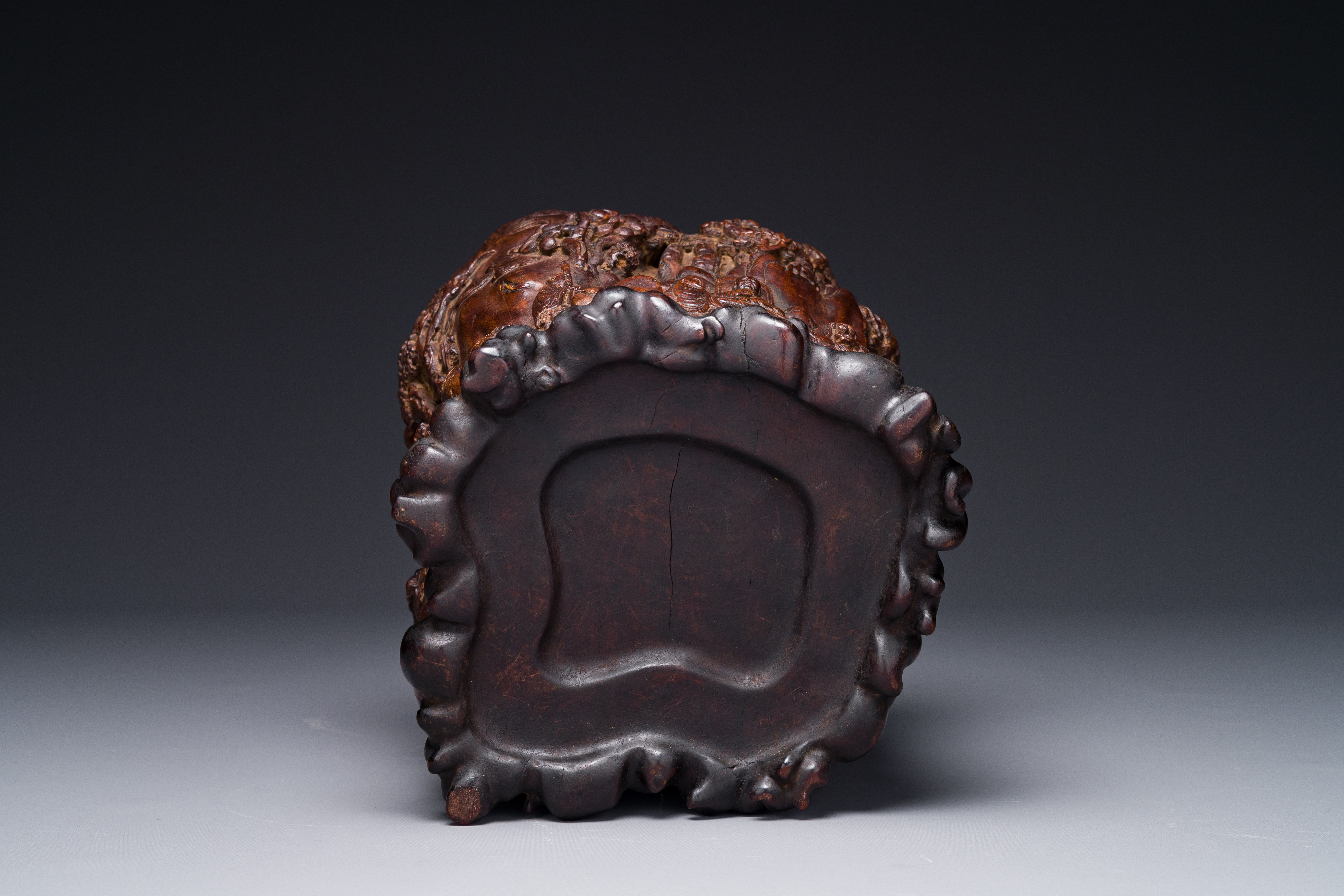 A large Chinese carved huanghuali wooden brush pot with Taoist design, 17/18th C. - Image 7 of 7