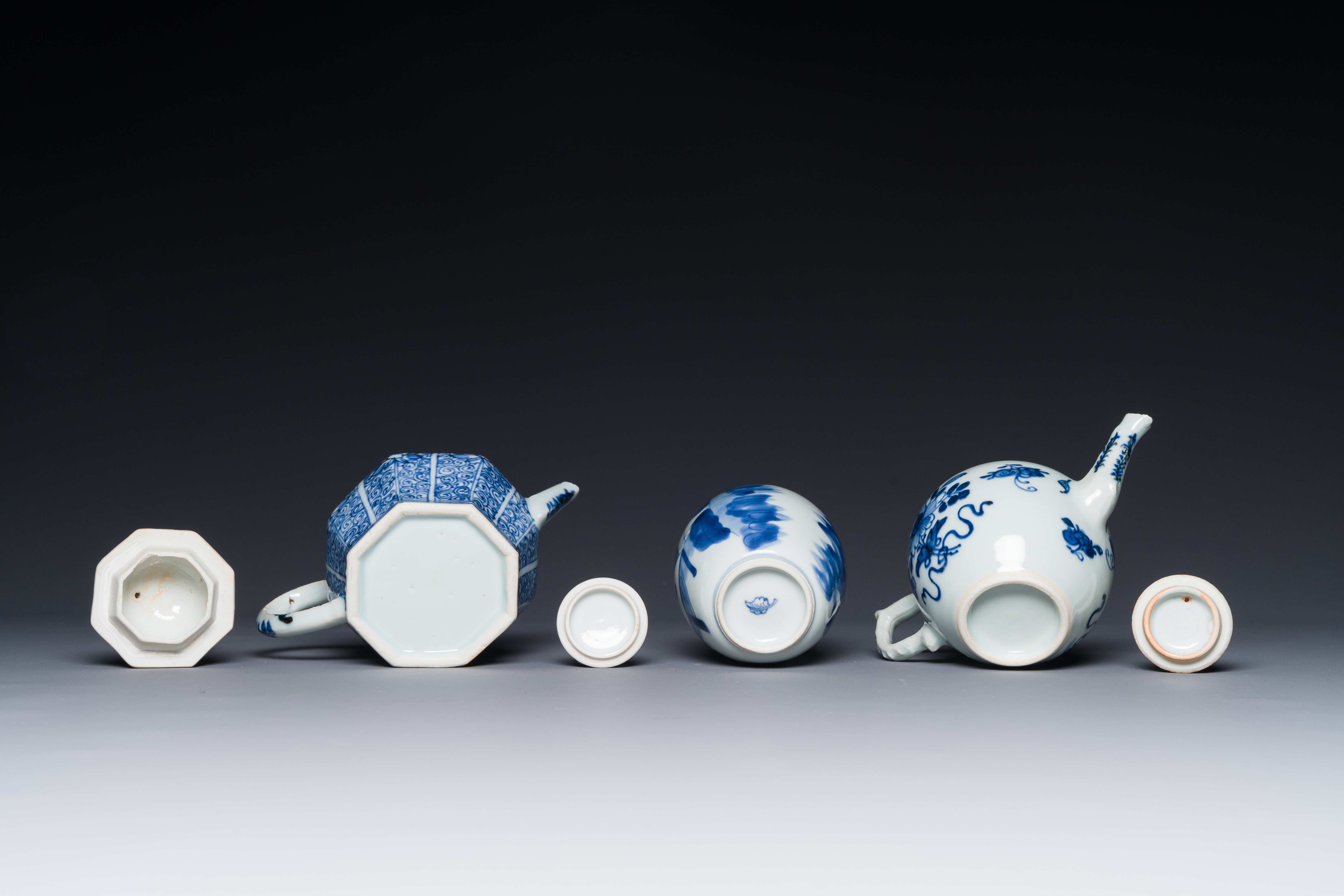 A Chinese blue and white tea caddy and two teapots, Kangxi/Qianlong - Image 5 of 5