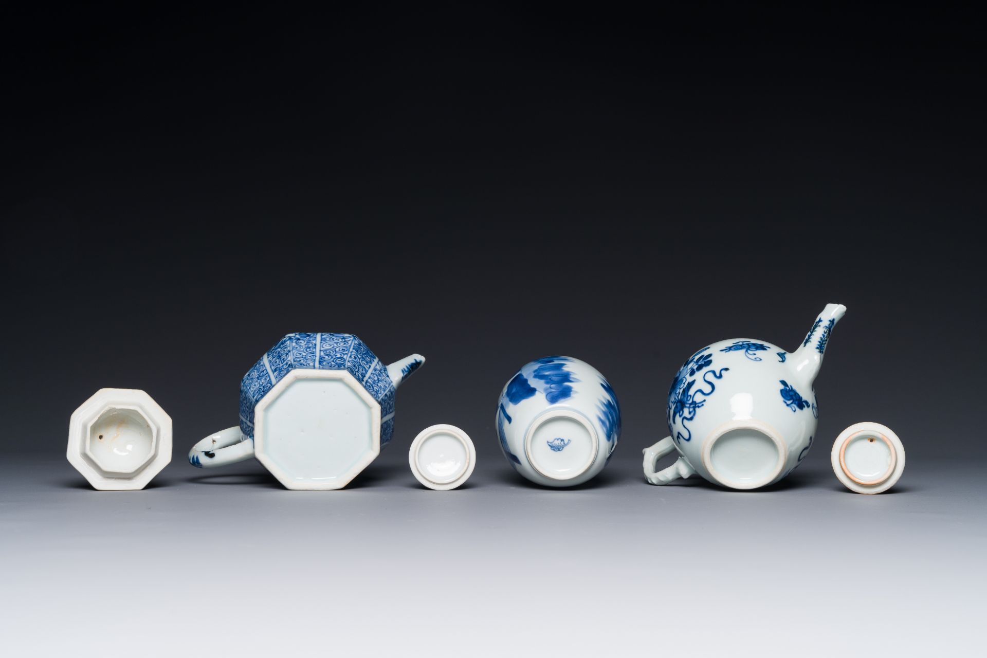 A Chinese blue and white tea caddy and two teapots, Kangxi/Qianlong - Bild 5 aus 5