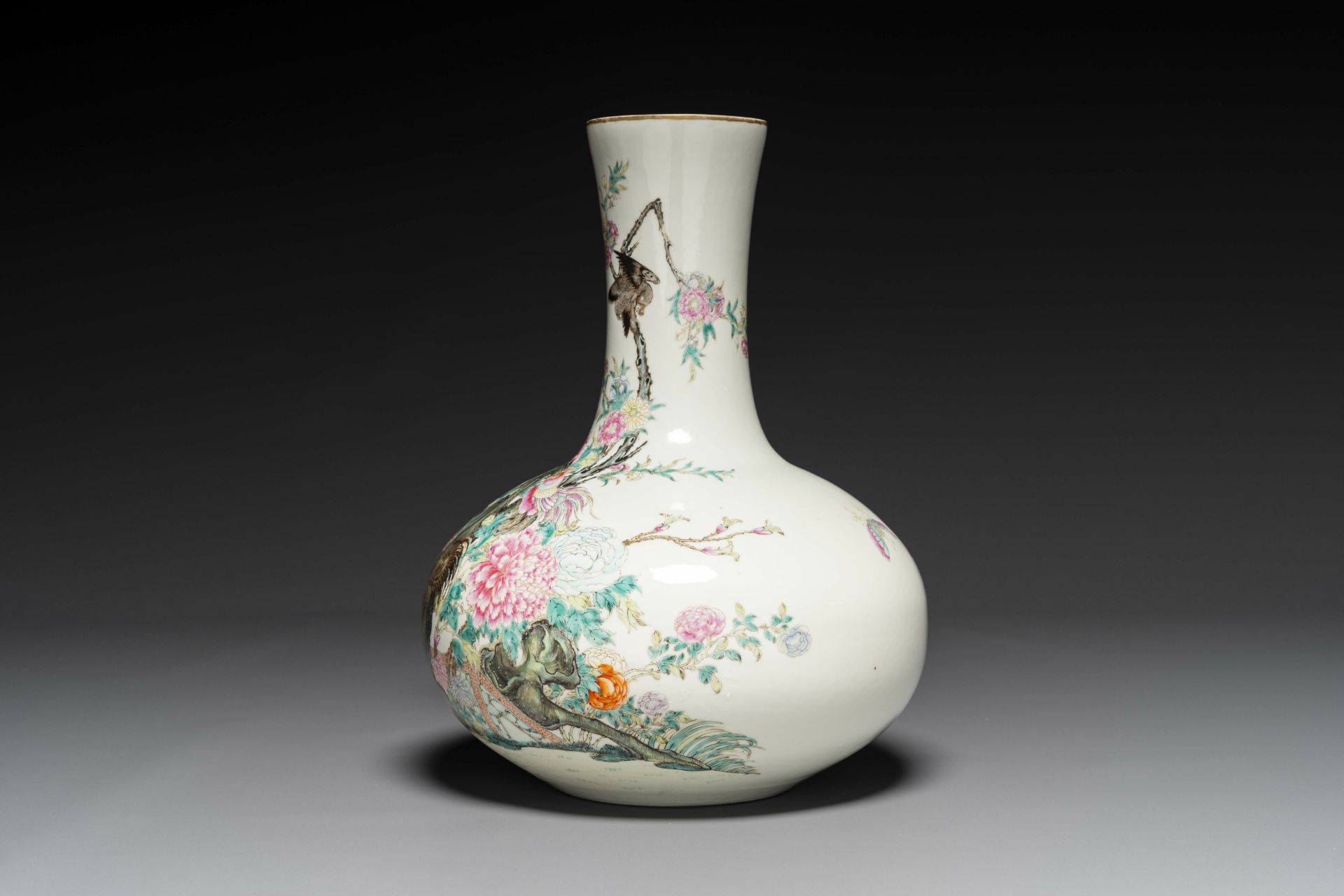 A Chinese famille rose bottle vase with birds among blossom branches, Qianlong mark, Republic - Bild 2 aus 6