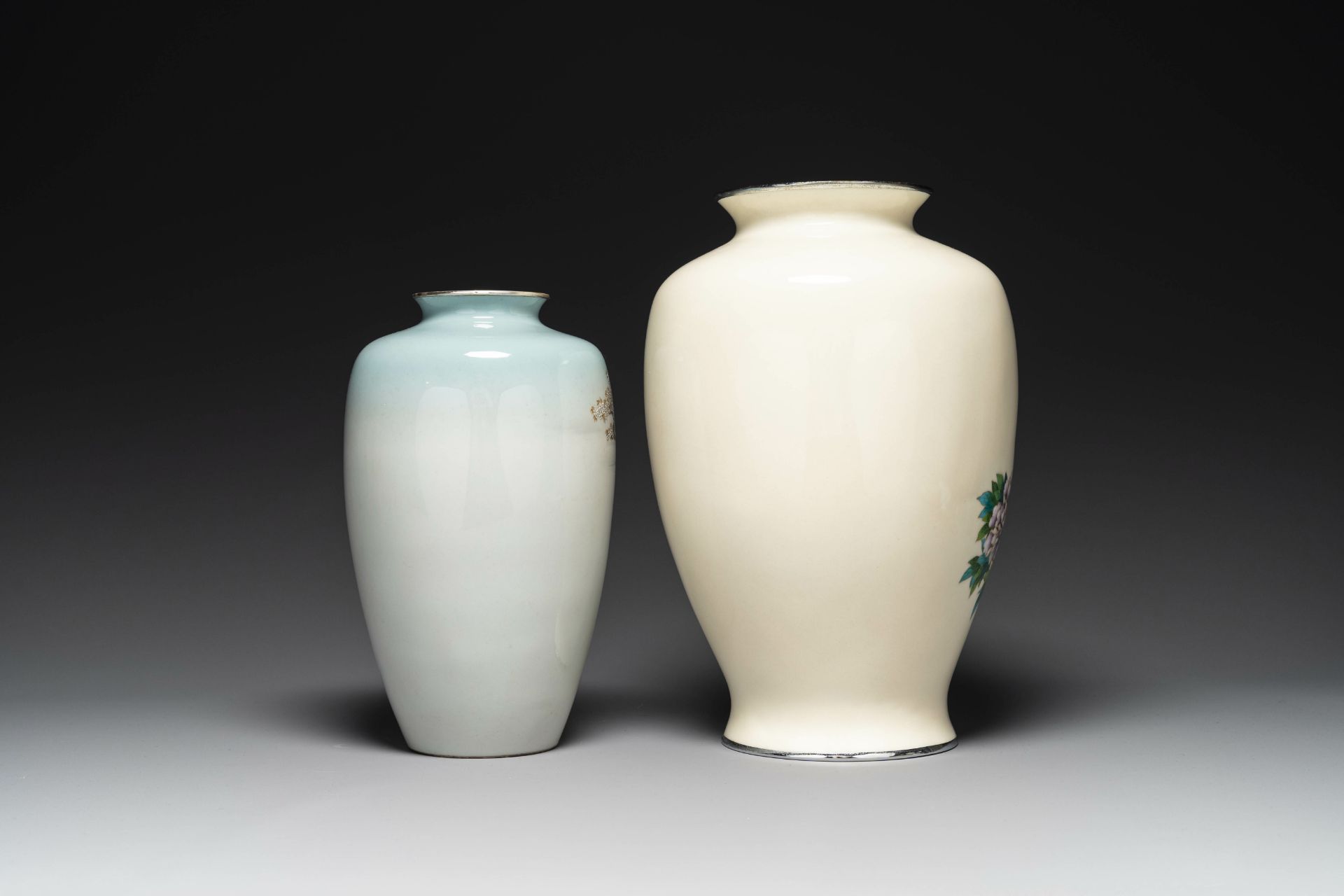 Two Japanese cloisonne vases with floral design, Meiji/Taisho/Showa - Bild 3 aus 6