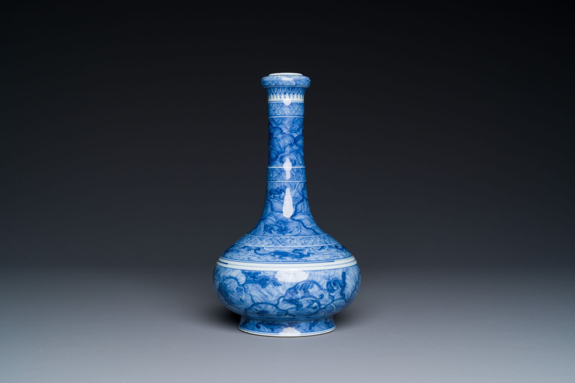 An exceptional Chinese blue and white 'mythic animals' garlic-mouth bottle vase on wooden stand, Kan - Bild 3 aus 10