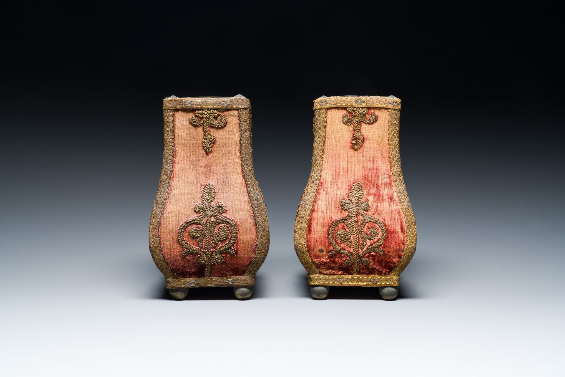 A pair of Louis XIV vases covered with velvet and gold thread, with metal liner, France, 18th C. - Image 6 of 19