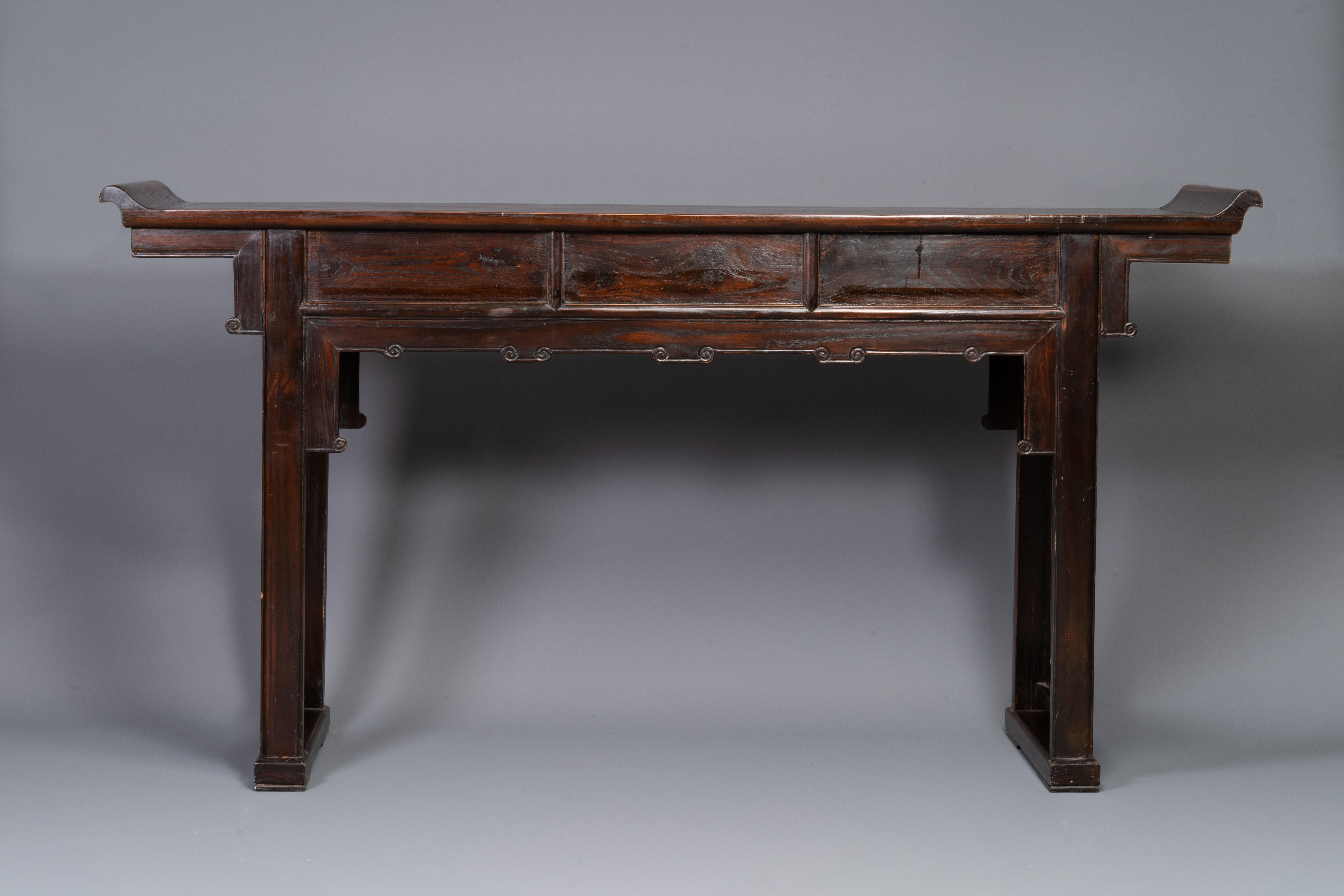 A Chinese wooden three-drawer console table, 19/20th C. - Image 4 of 6