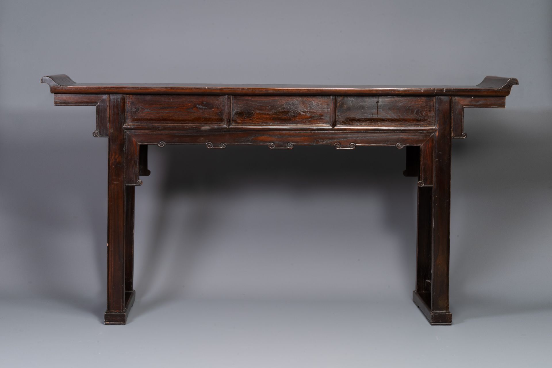 A Chinese wooden three-drawer console table, 19/20th C. - Bild 4 aus 6