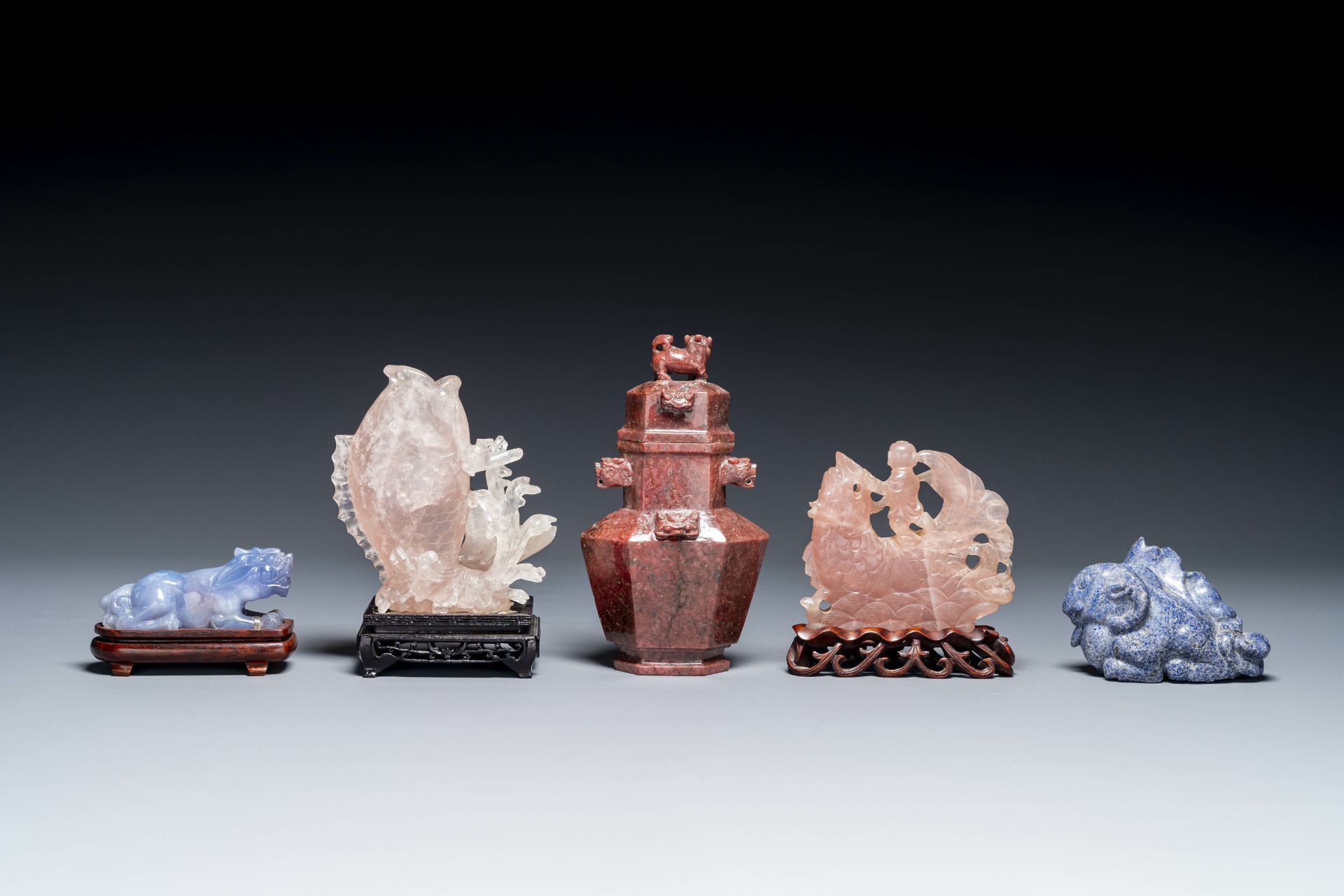 A group of Chinese carvings in lapis lazuli, pink quartz and other precious stones, with several sta - Bild 3 aus 8