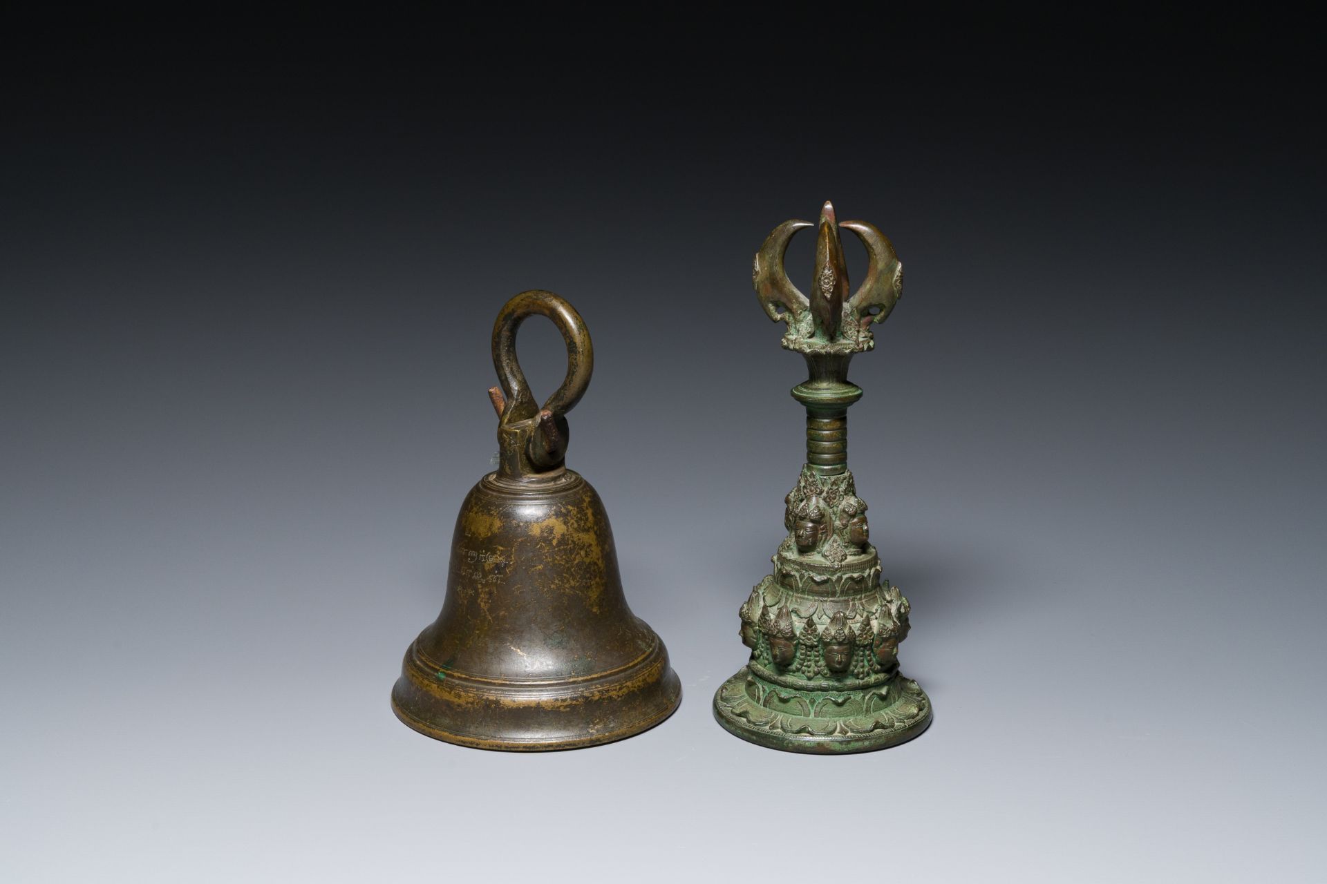 A bronze bell and a ceremonial hand bell, South Asia and Southeast Asia, 19th C. or earlier - Bild 3 aus 21