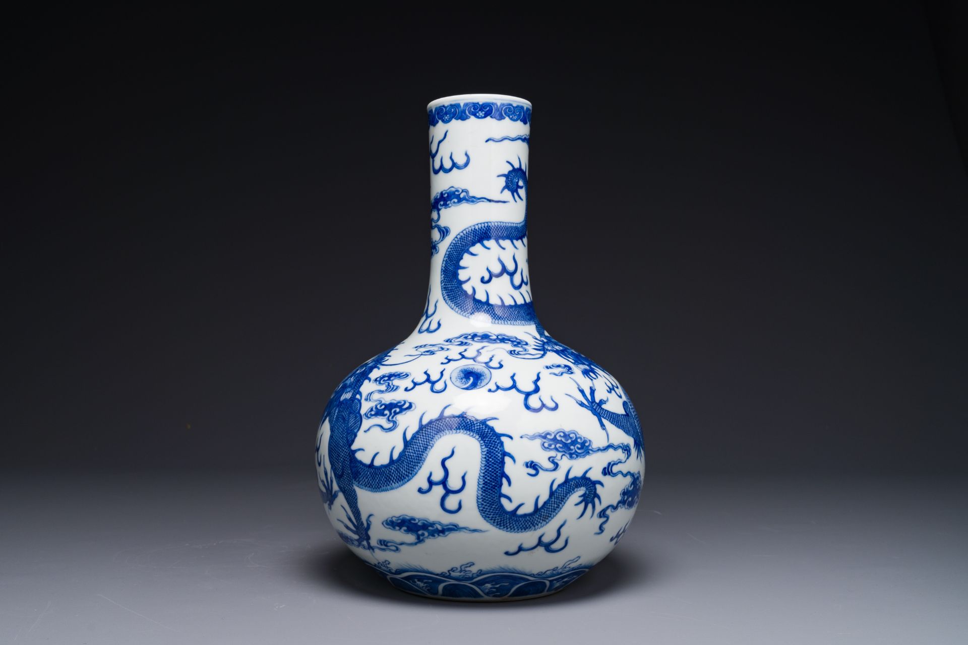 A Chinese blue and white 'dragon' bottle vase, Yongzheng mark, 19th C. - Image 4 of 6