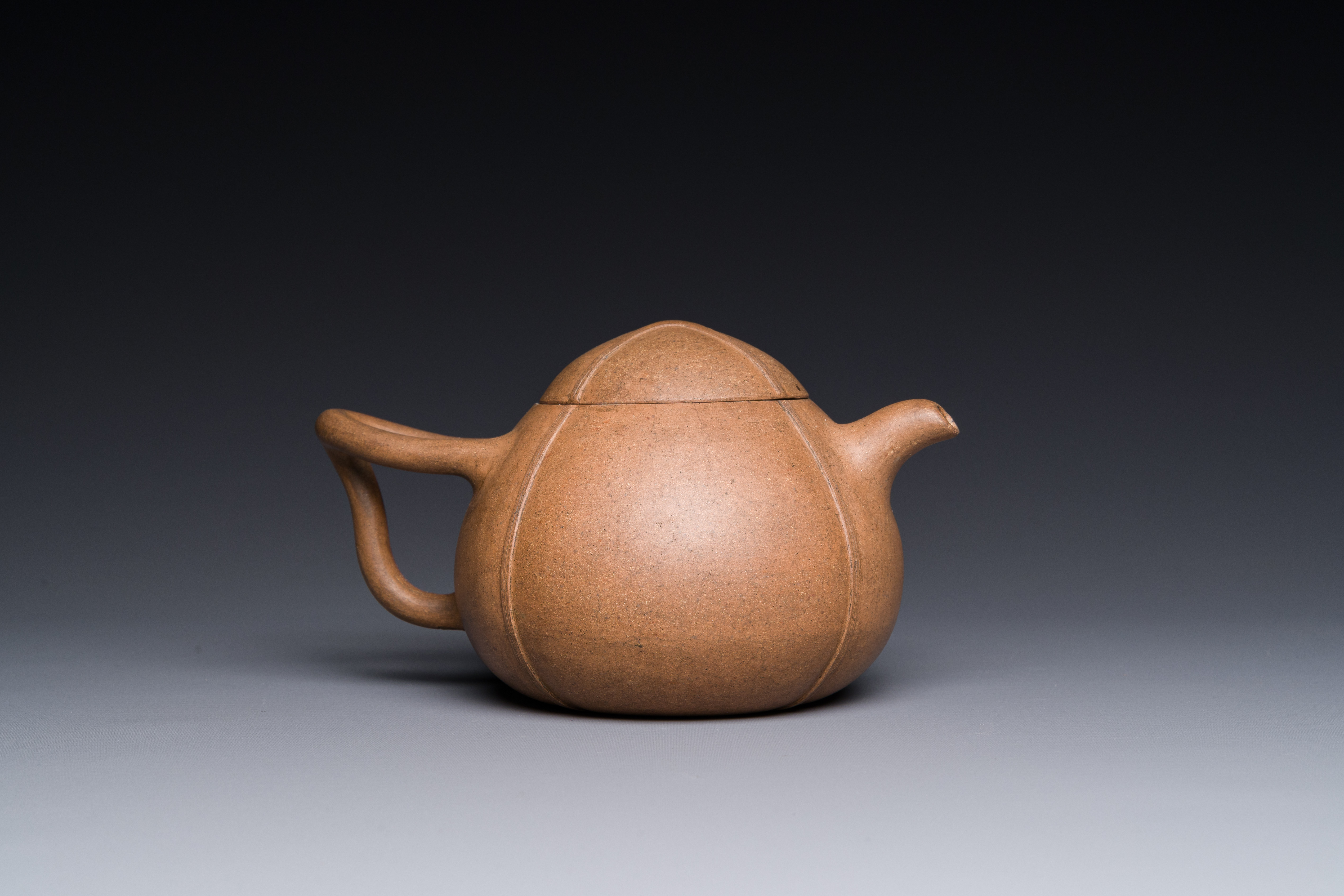 A Chinese Yixing stoneware 'Shipiao çŸ³ç“¢' teapot, Ren Bonian ä»»ä¼¯å¹´ signed, dated 1879 - Image 2 of 3