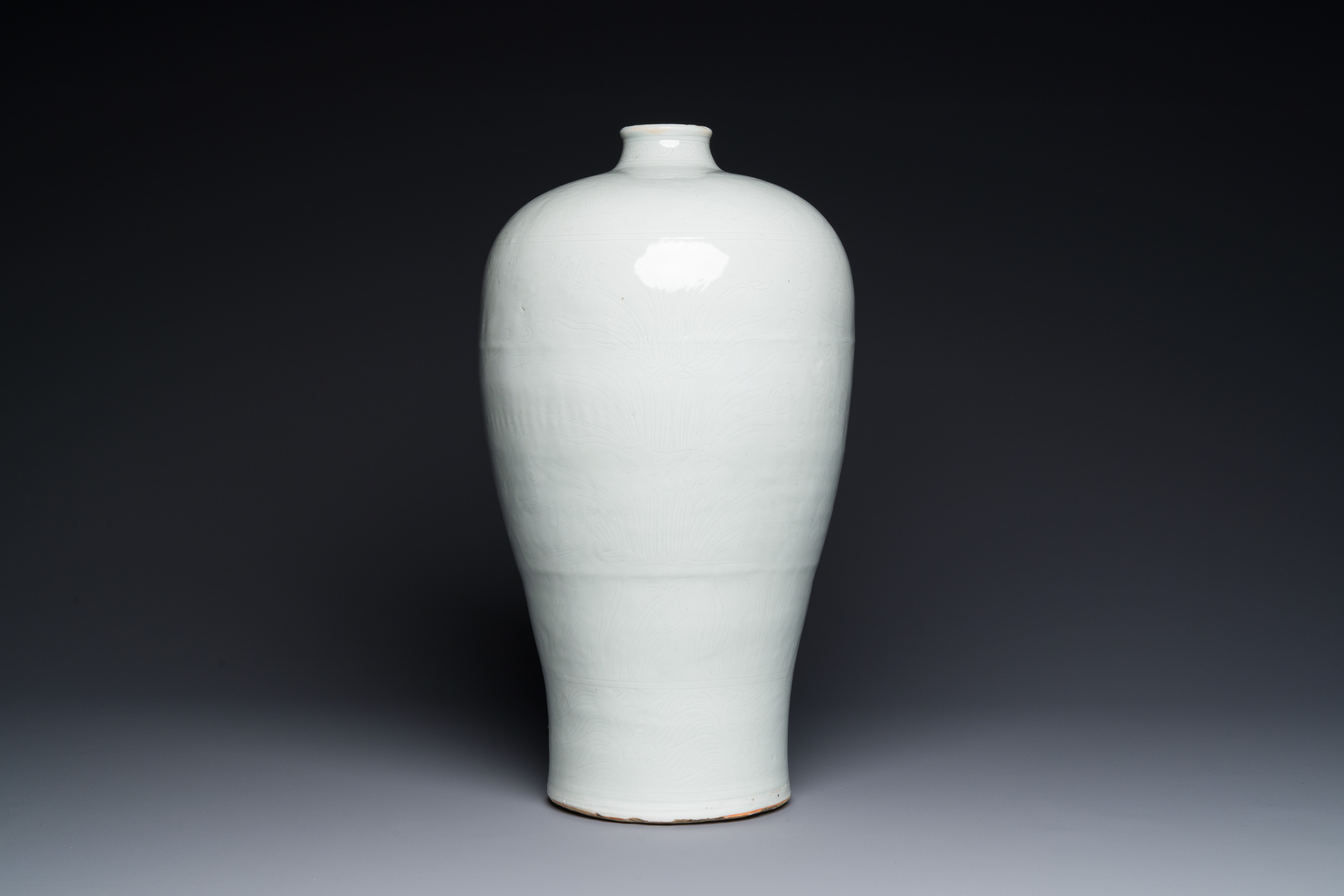 A large Chinese tianbai-type 'meiping' vase with floral anhua design, Ming, 15th C. - Image 3 of 7