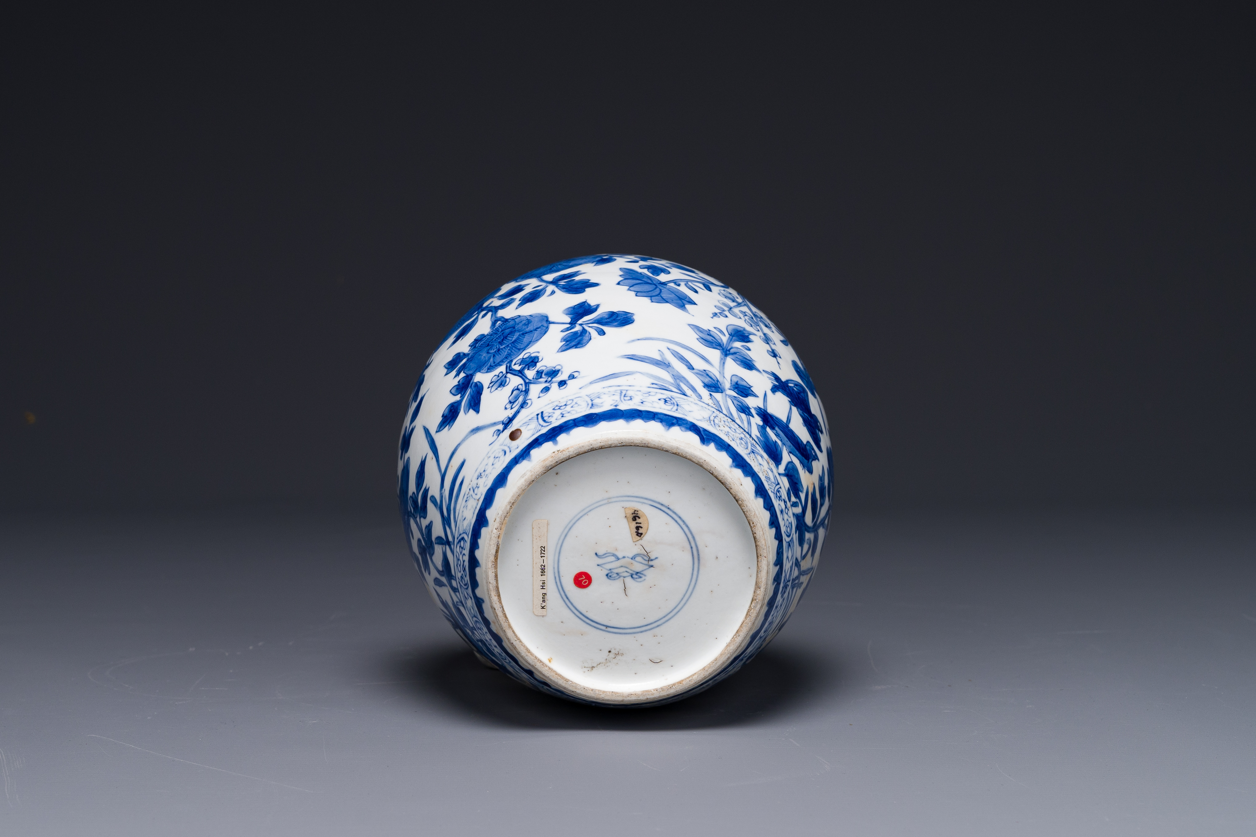 A Chinese blue and white jar and cover with floral design, Kangxi - Image 4 of 4