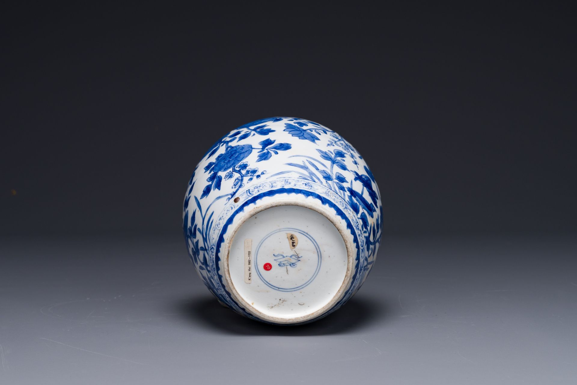 A Chinese blue and white jar and cover with floral design, Kangxi - Bild 4 aus 4