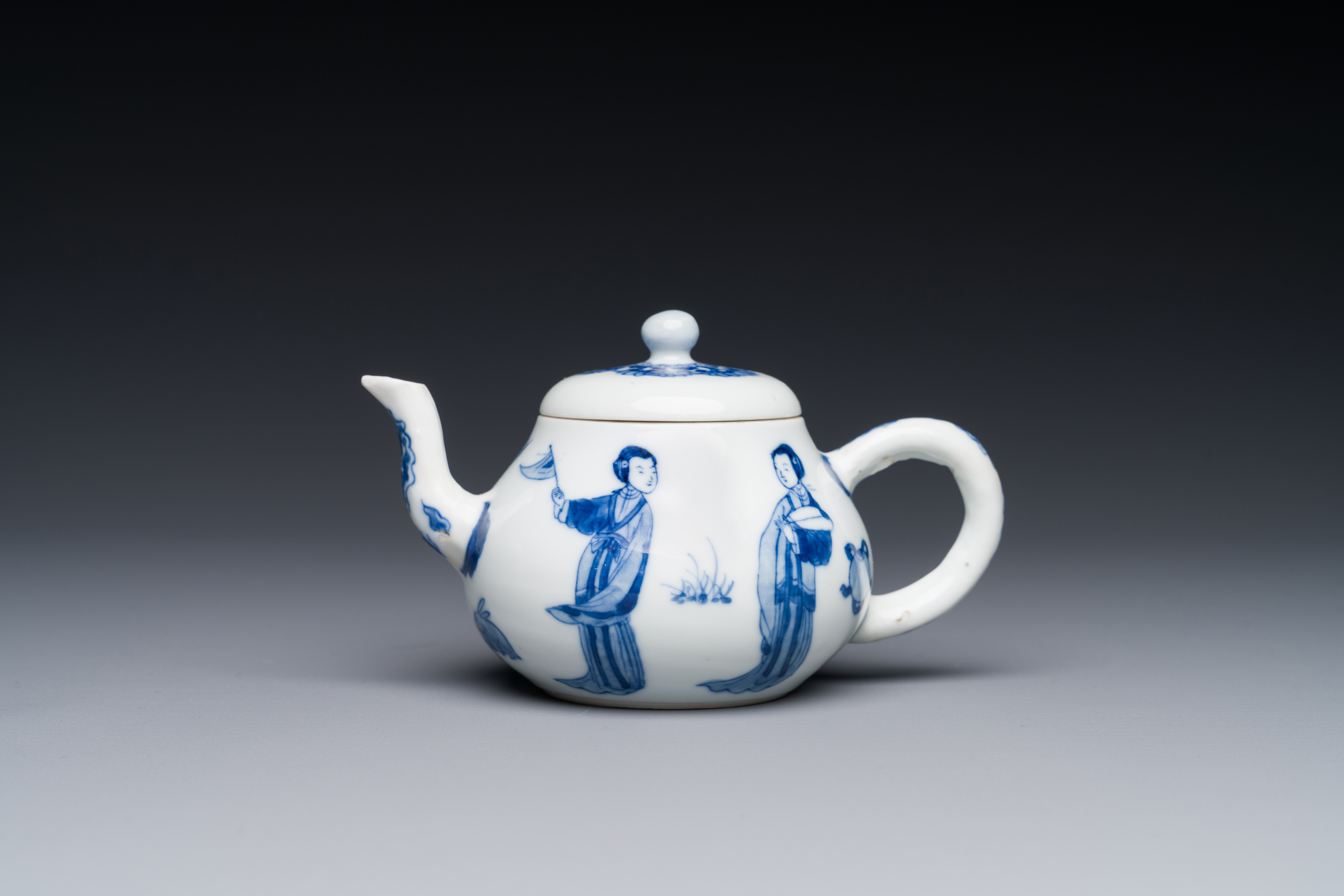 A Chinese blue and white 'Long Eliza' teapot and cover, Chenghua mark, Kangxi - Image 3 of 5