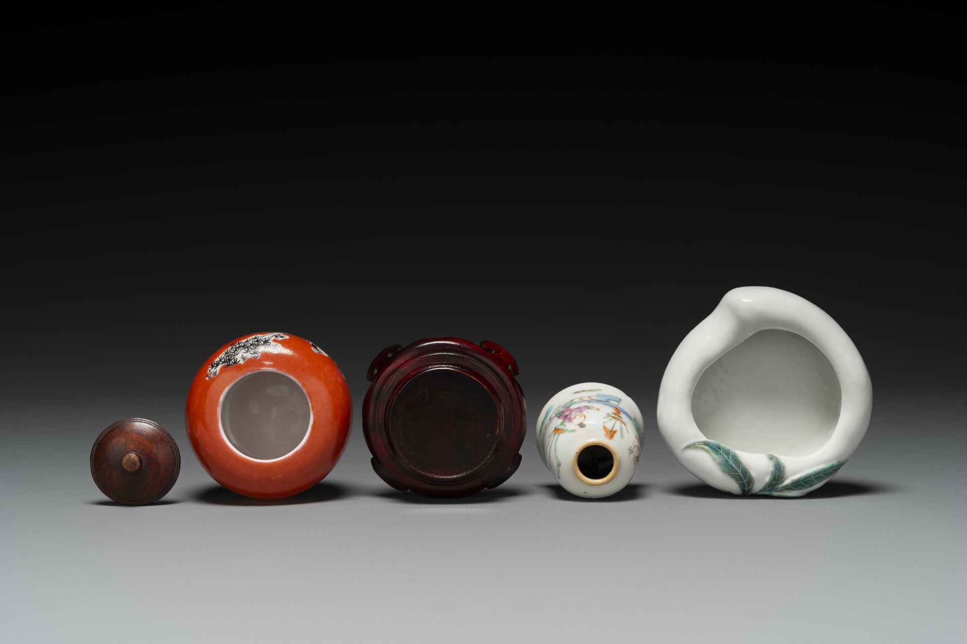 Group of three Chinese famille rose scholarâ€™s desk objects, Qianlong mark, 19/20th C. - Image 4 of 5