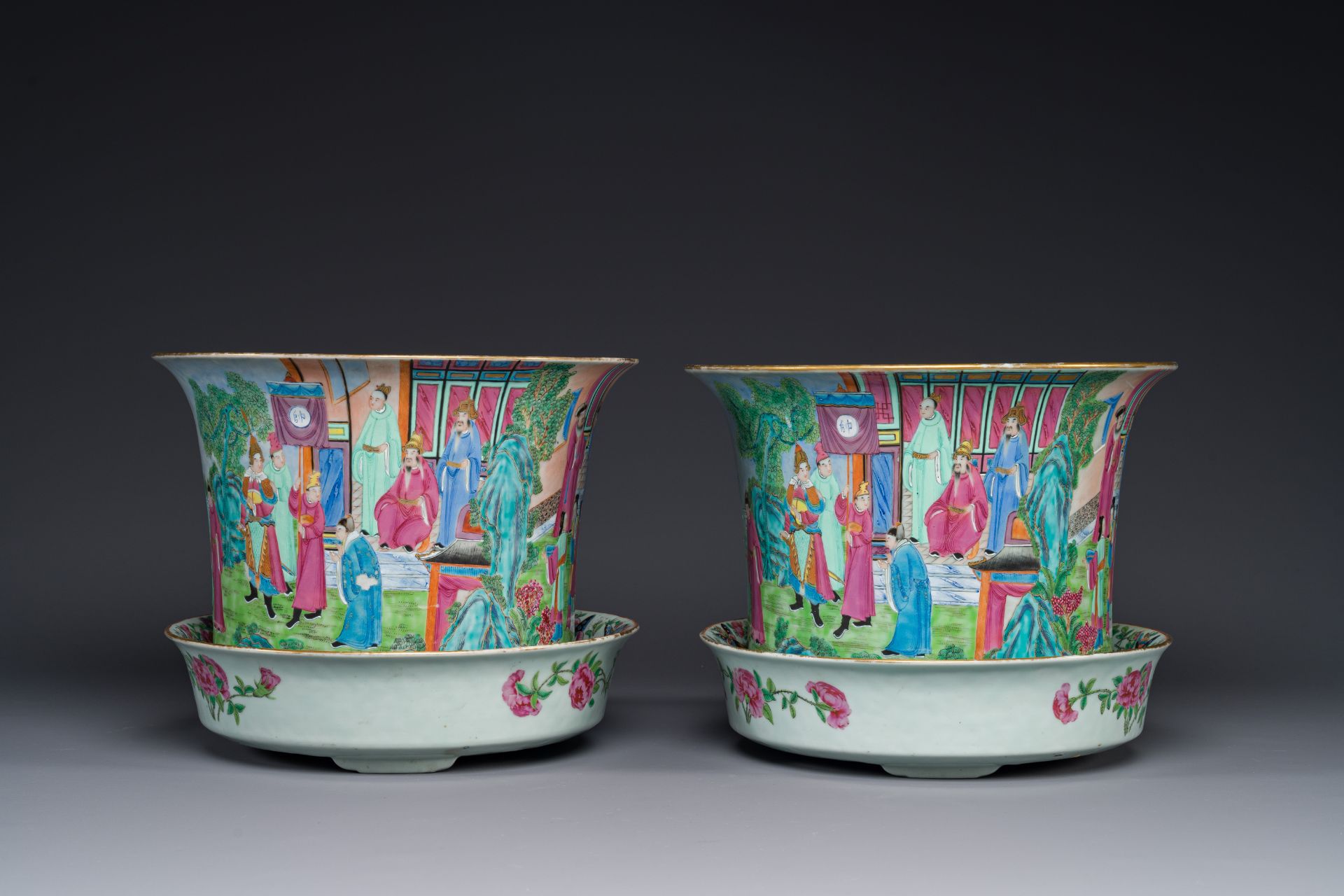 A pair of fine Chinese Canton famille rose jardinieres on stands, 19th C. - Bild 2 aus 7