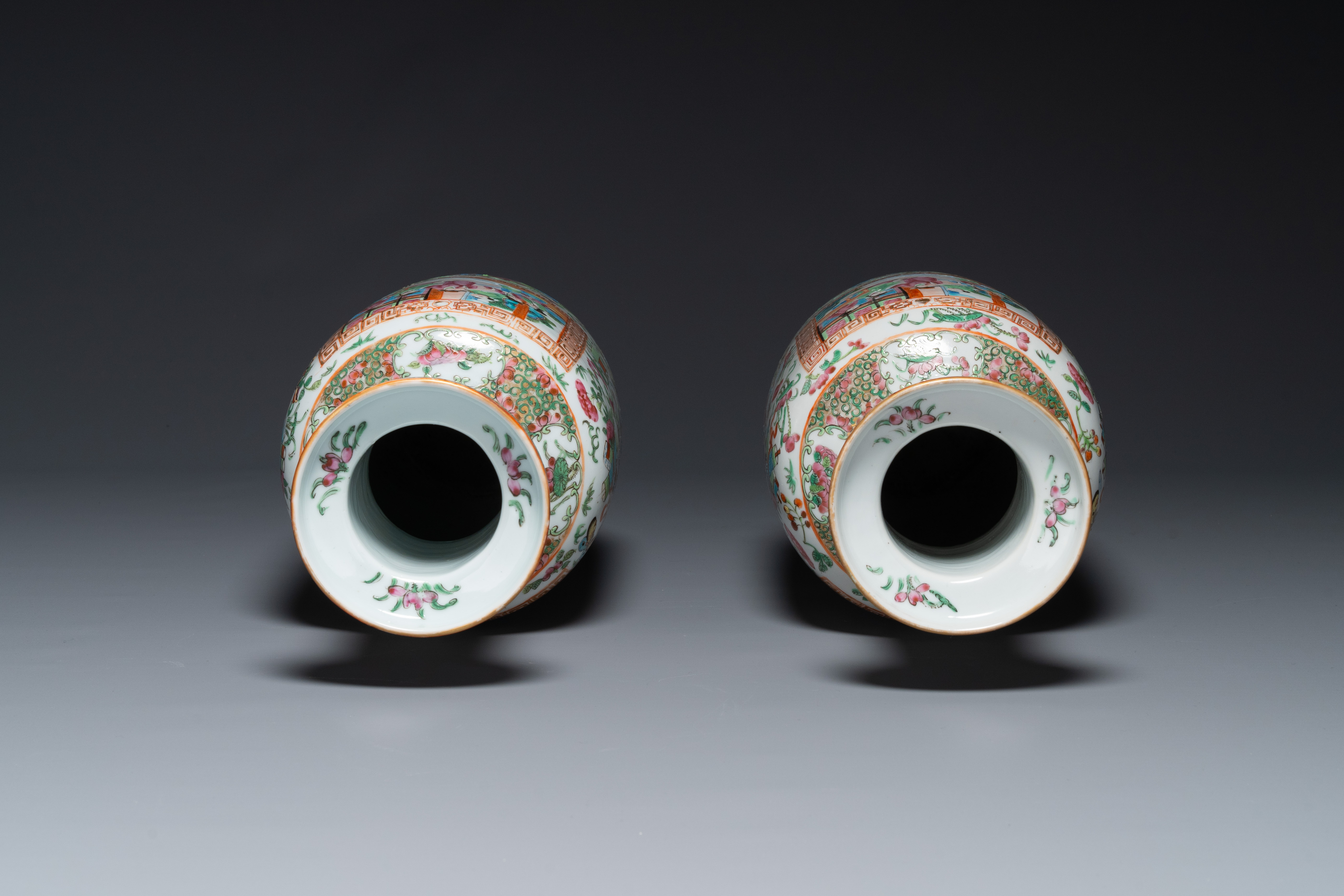 A pair of Chinese Canton famille rose vases with wooden stands, 19th C. - Image 4 of 5