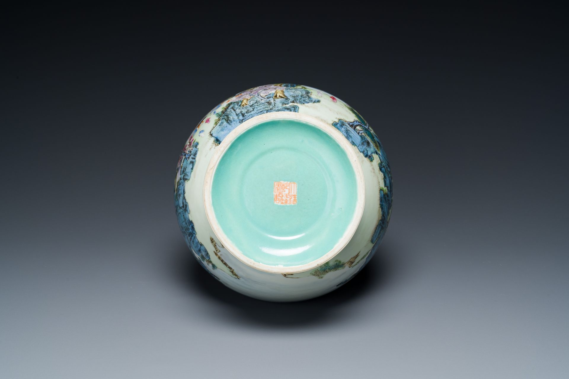 A Chinese famille rose vase with a mountainous landscape, Qianlong mark, Republic - Bild 6 aus 6