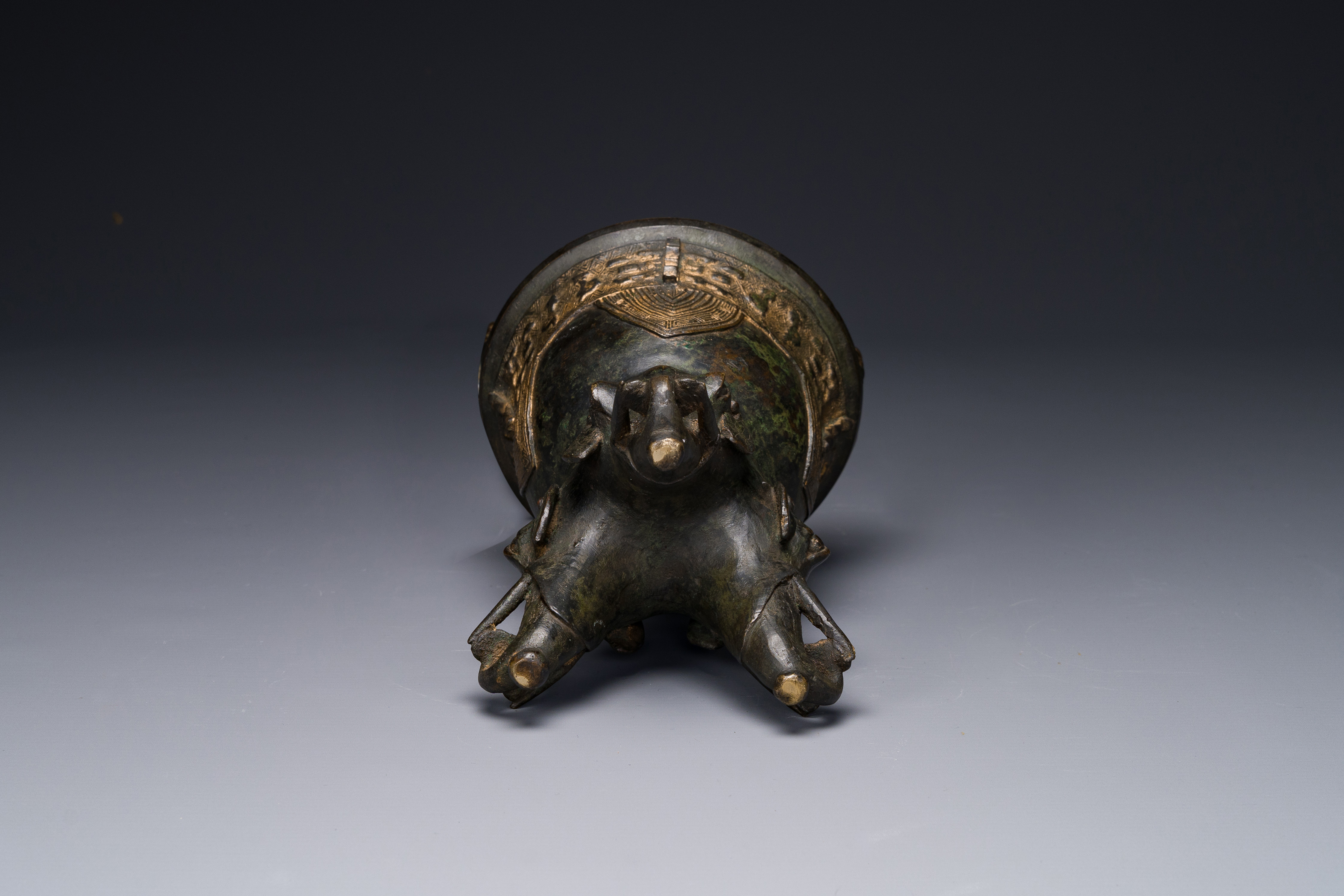 A Chinese archaistic Western Zhou-style bronze ritual food vessel, 'yan', Ming - Image 12 of 12