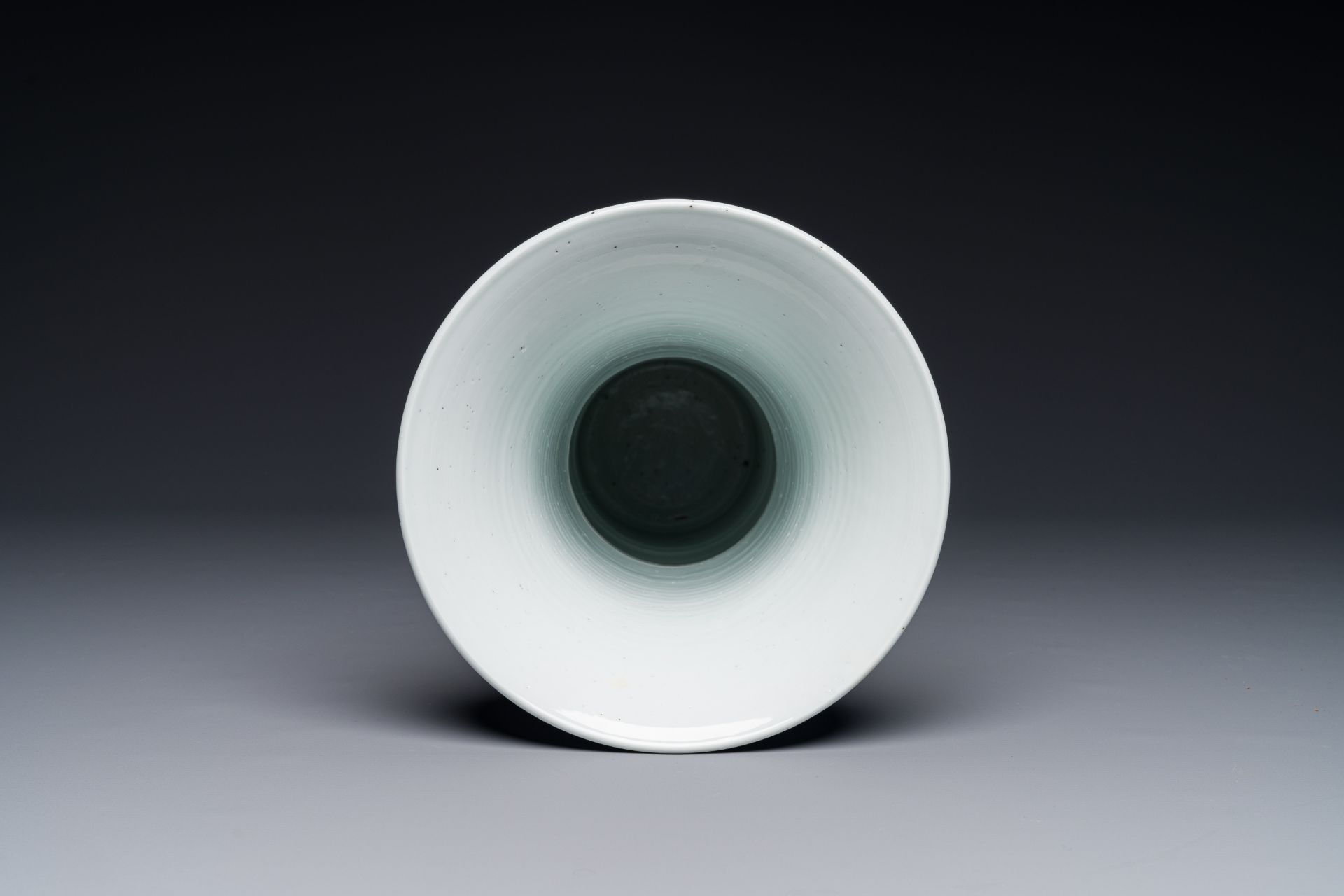 A Chinese blue and white 'chrysanthemum scroll' 'gu' vase, Kangxi - Image 6 of 7