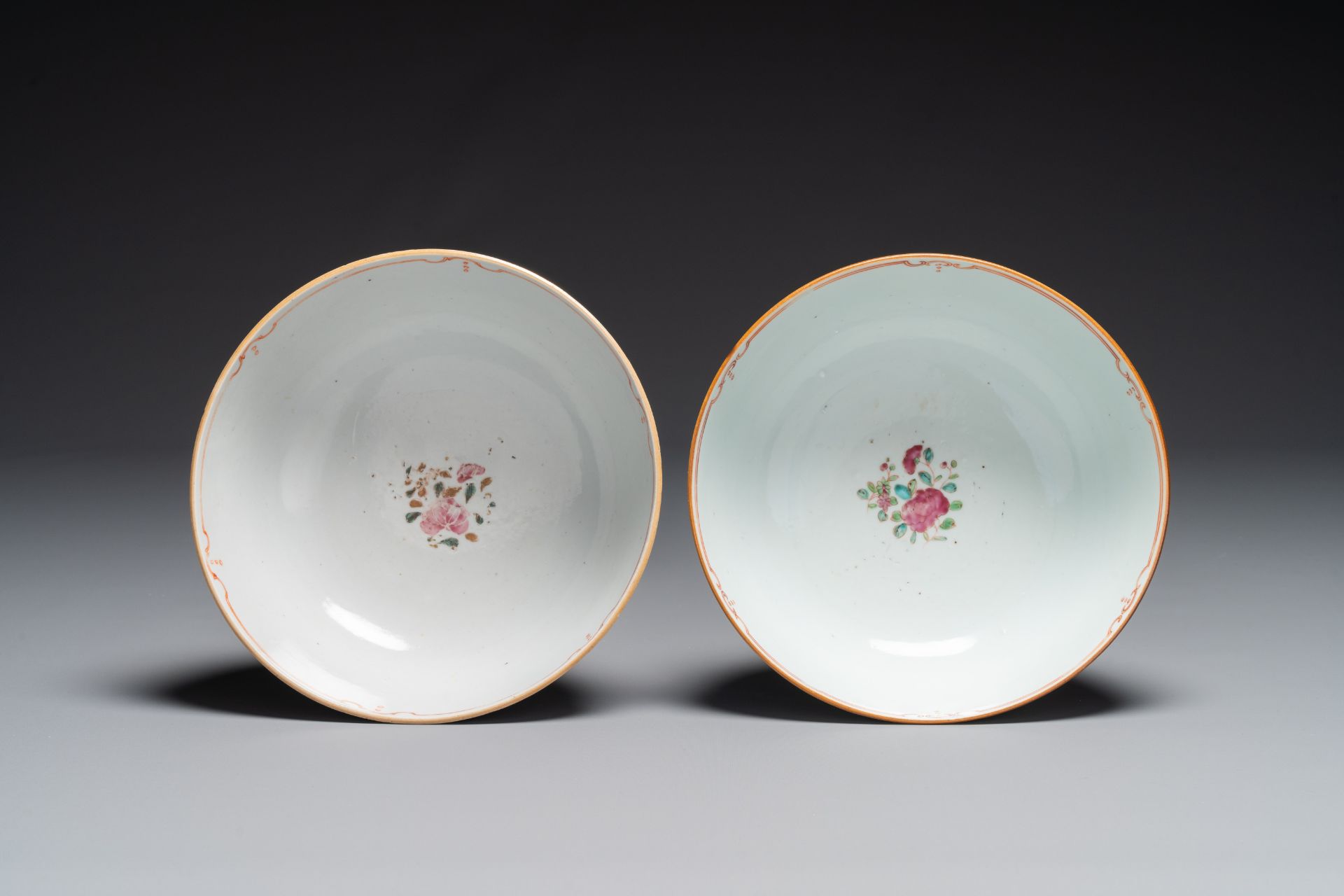 A pair of Chinese famille rose bowls and four plates, Yongzheng/Qianlong - Bild 5 aus 6