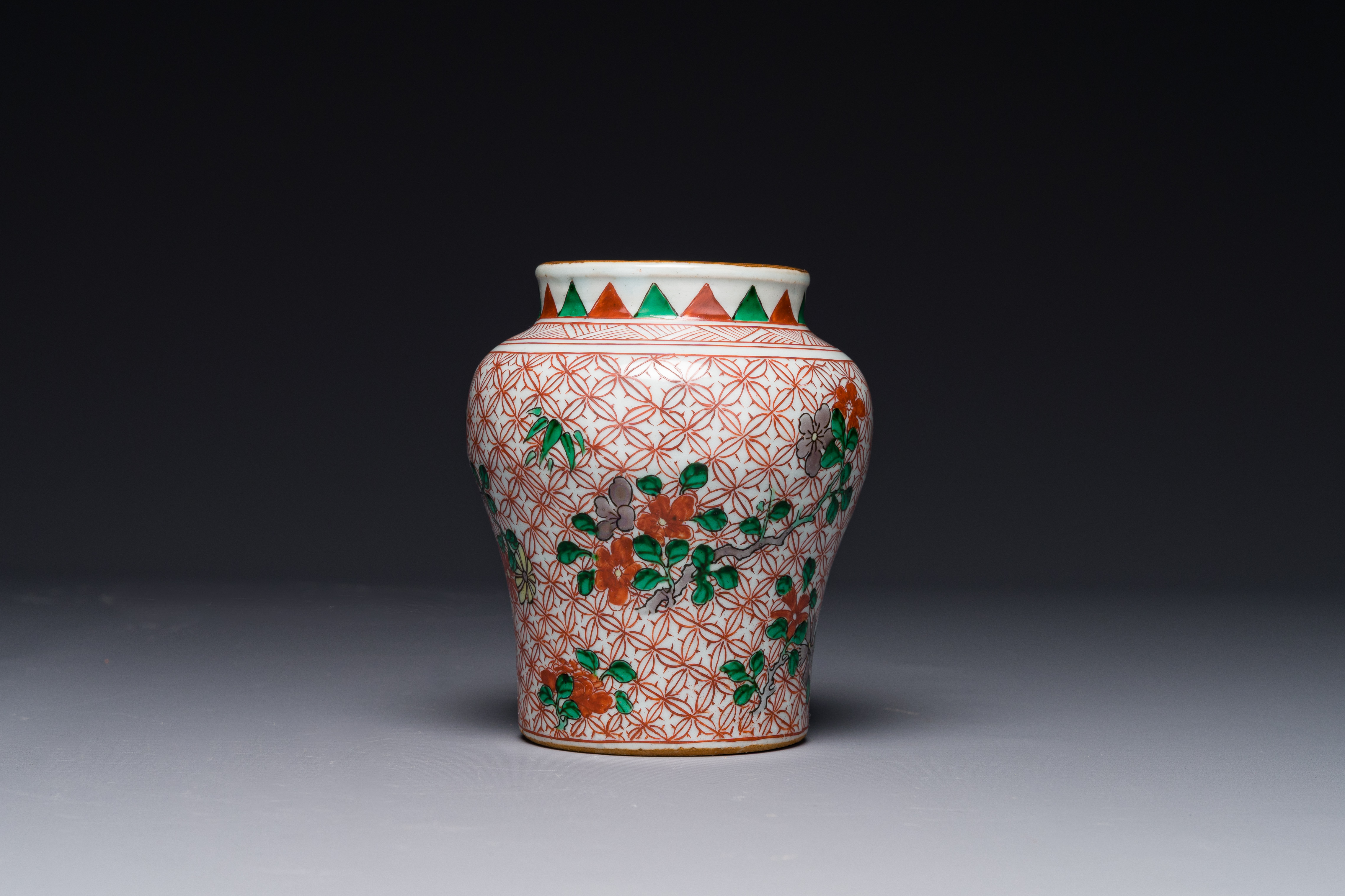 A small Chinese wucai jar with floral design, Transition period - Image 4 of 6