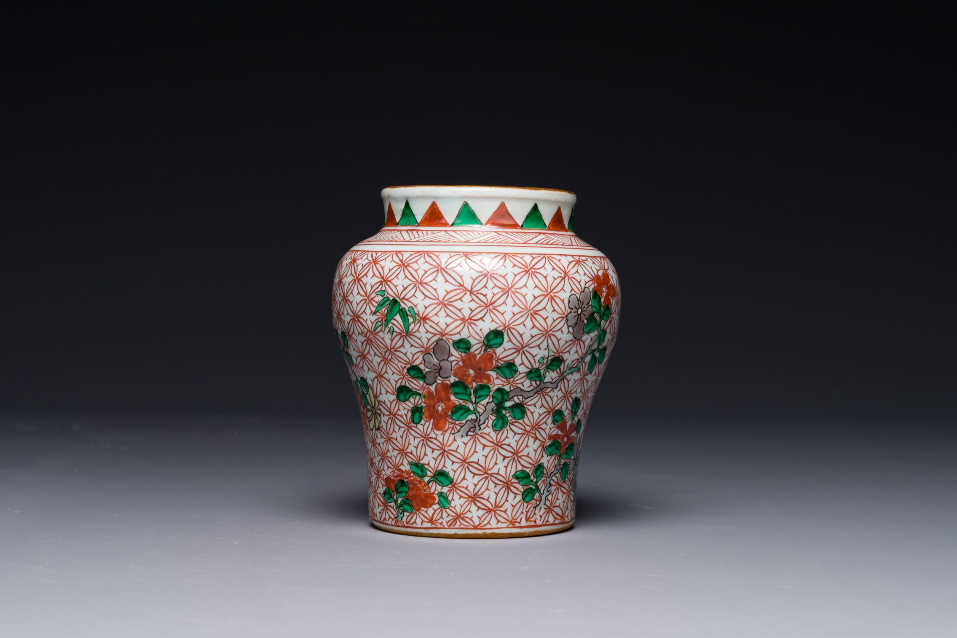 A small Chinese wucai jar with floral design, Transition period - Bild 4 aus 6