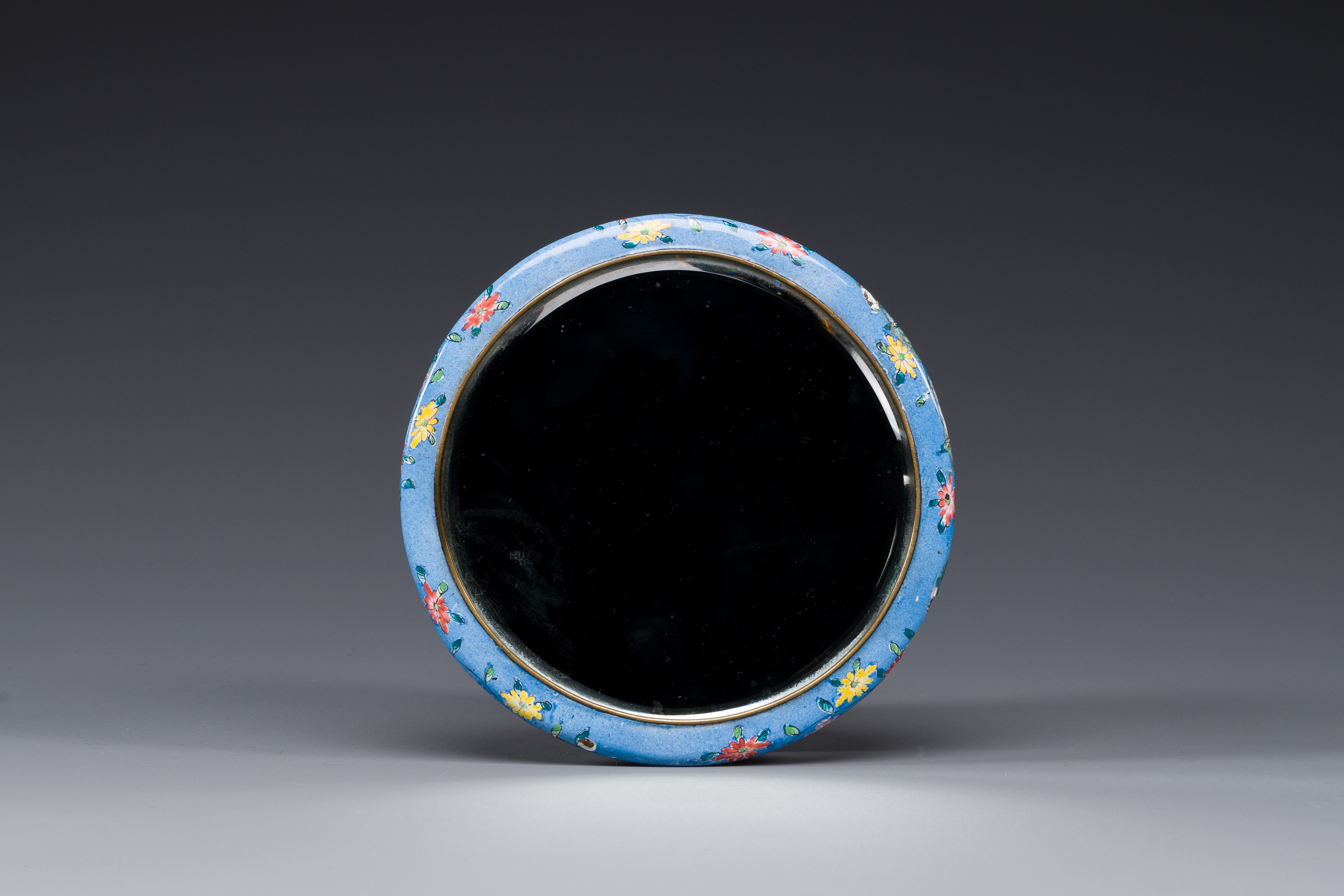 A Chinese Canton enamel circular hand mirror, early 19th C. - Image 2 of 2