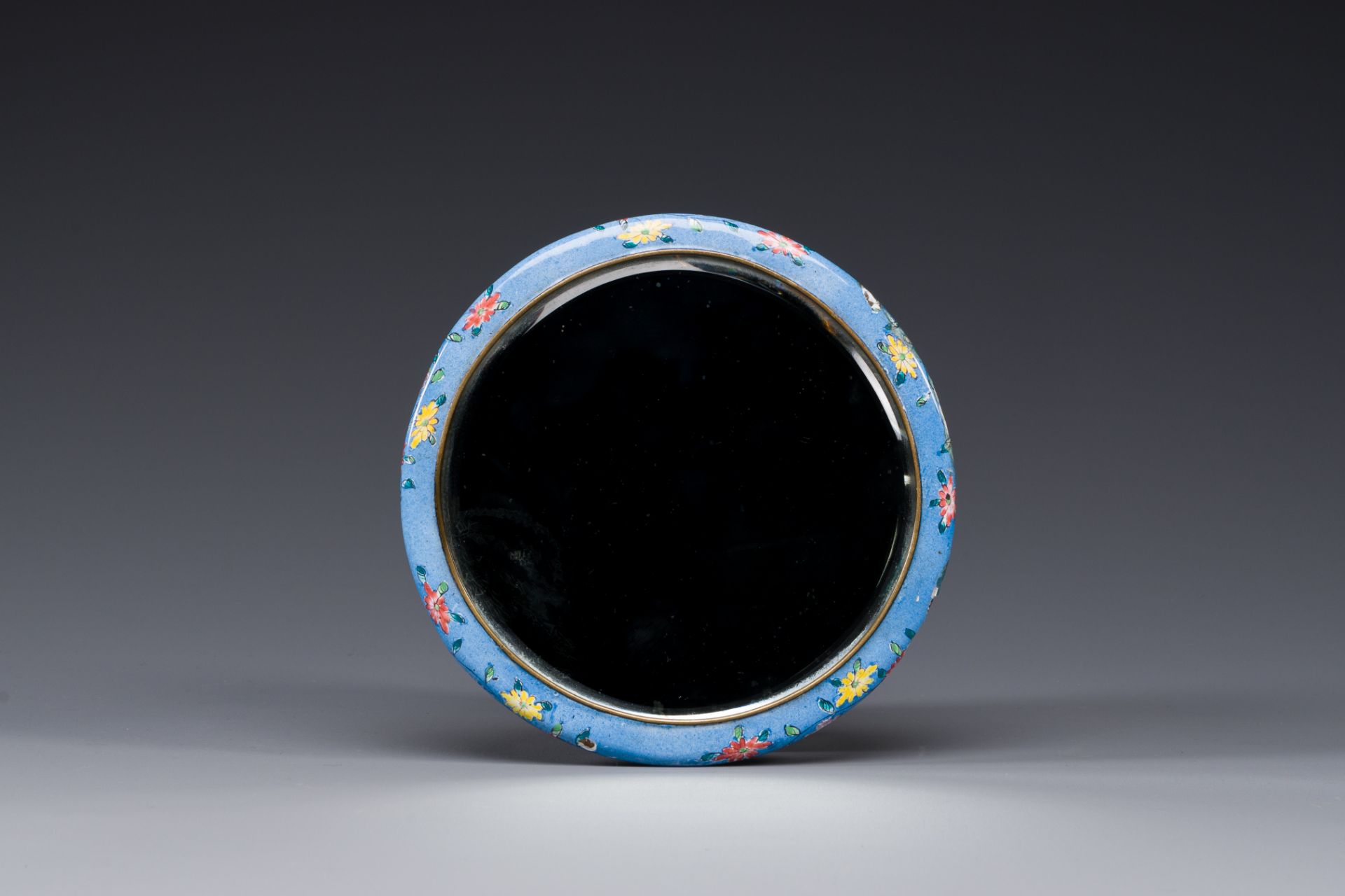 A Chinese Canton enamel circular hand mirror, early 19th C. - Bild 2 aus 2