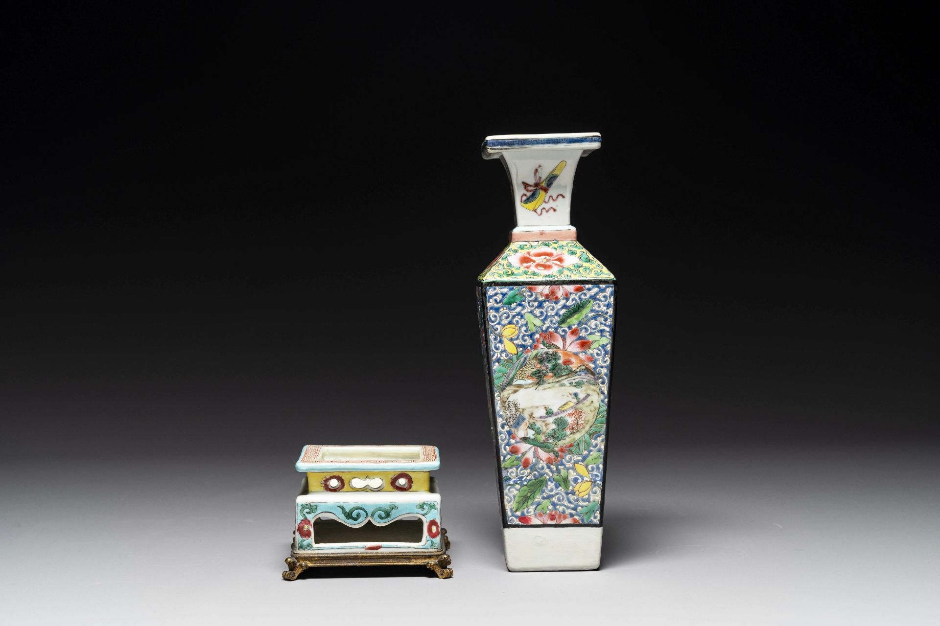 A square Chinese famille rose vase and stand with gilt bronze mount, Yongzheng - Bild 4 aus 7