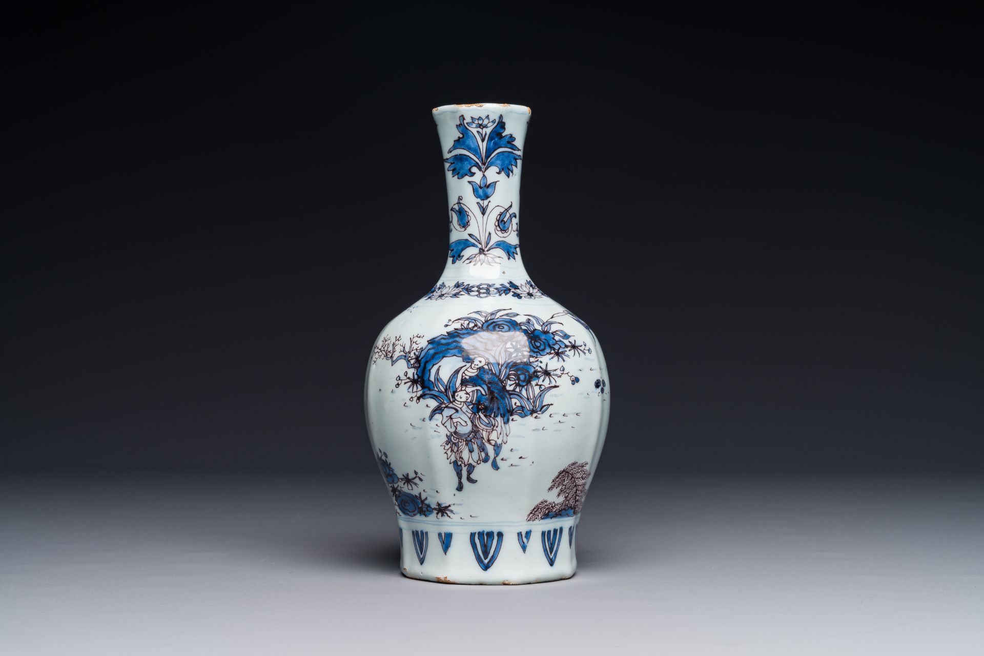 A fine Dutch Delft blue, white and manganese chinoiserie bottle vase, late 17th C. - Image 4 of 7