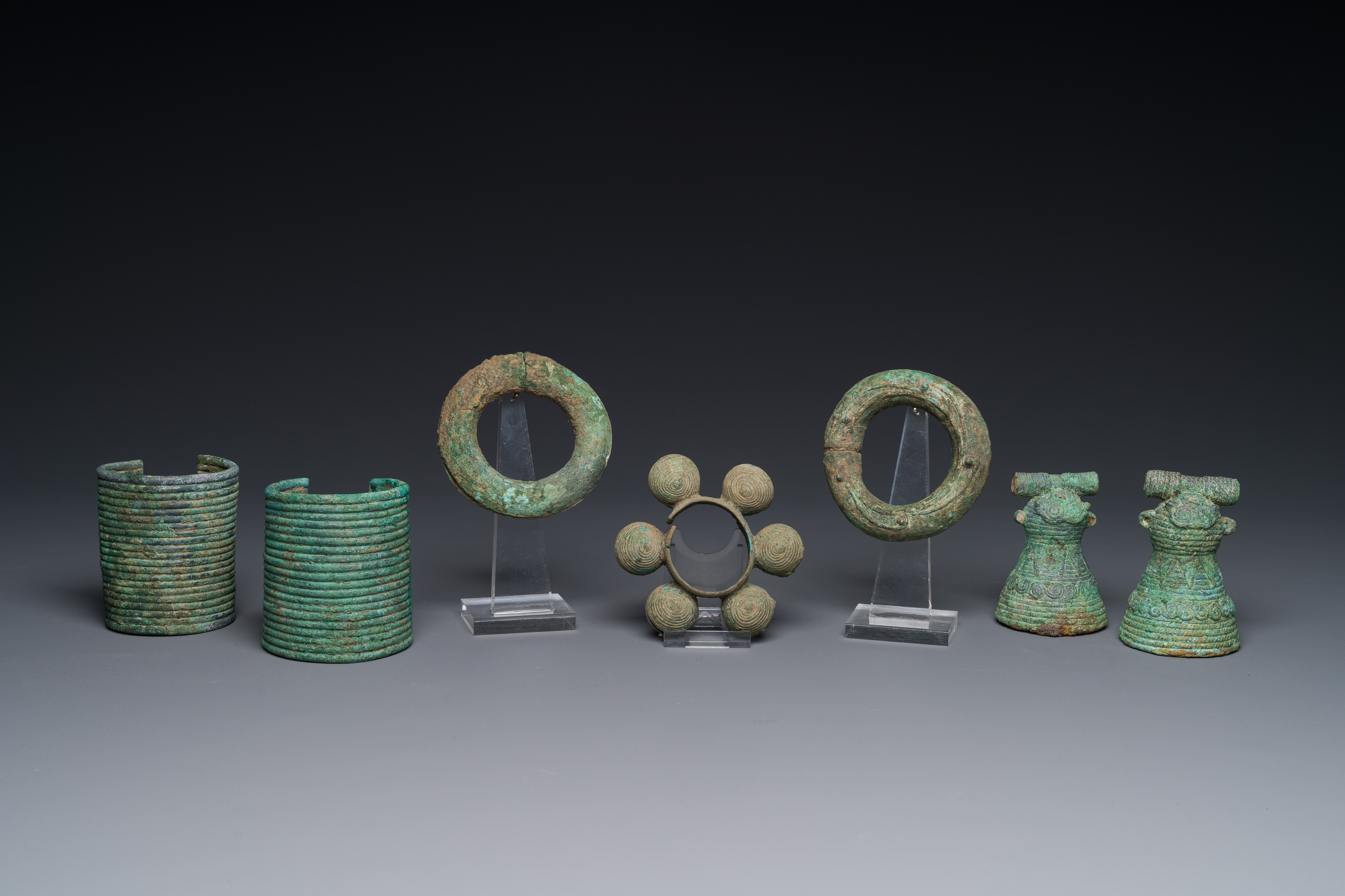 A collection of bronze bracelets and animal bells, Vietnam and Cambodia, 4th/1st C. B.C - Image 9 of 18