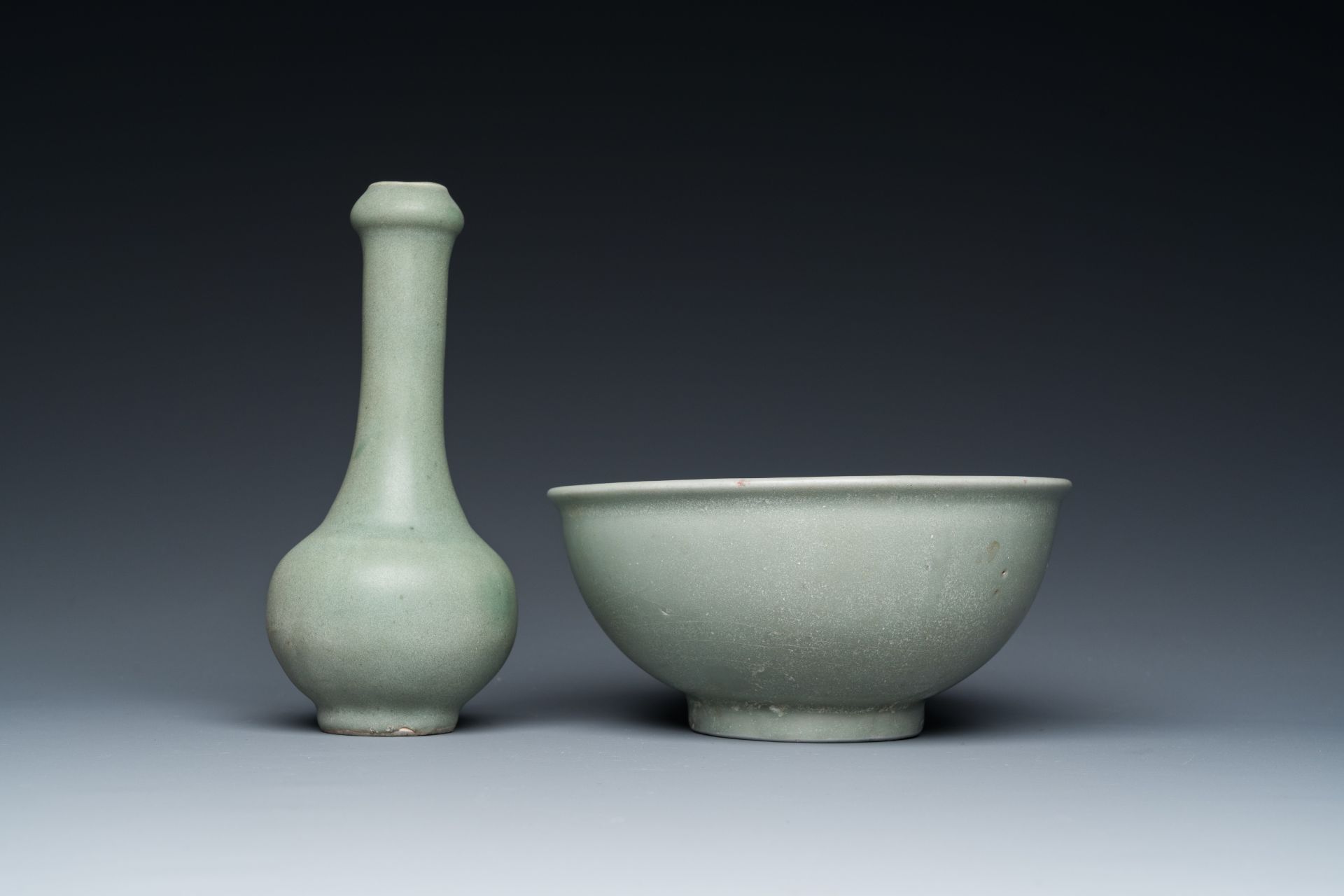 A Chinese celadon-glazed bottle vase and two bowls, Yuan/Ming - Bild 5 aus 9