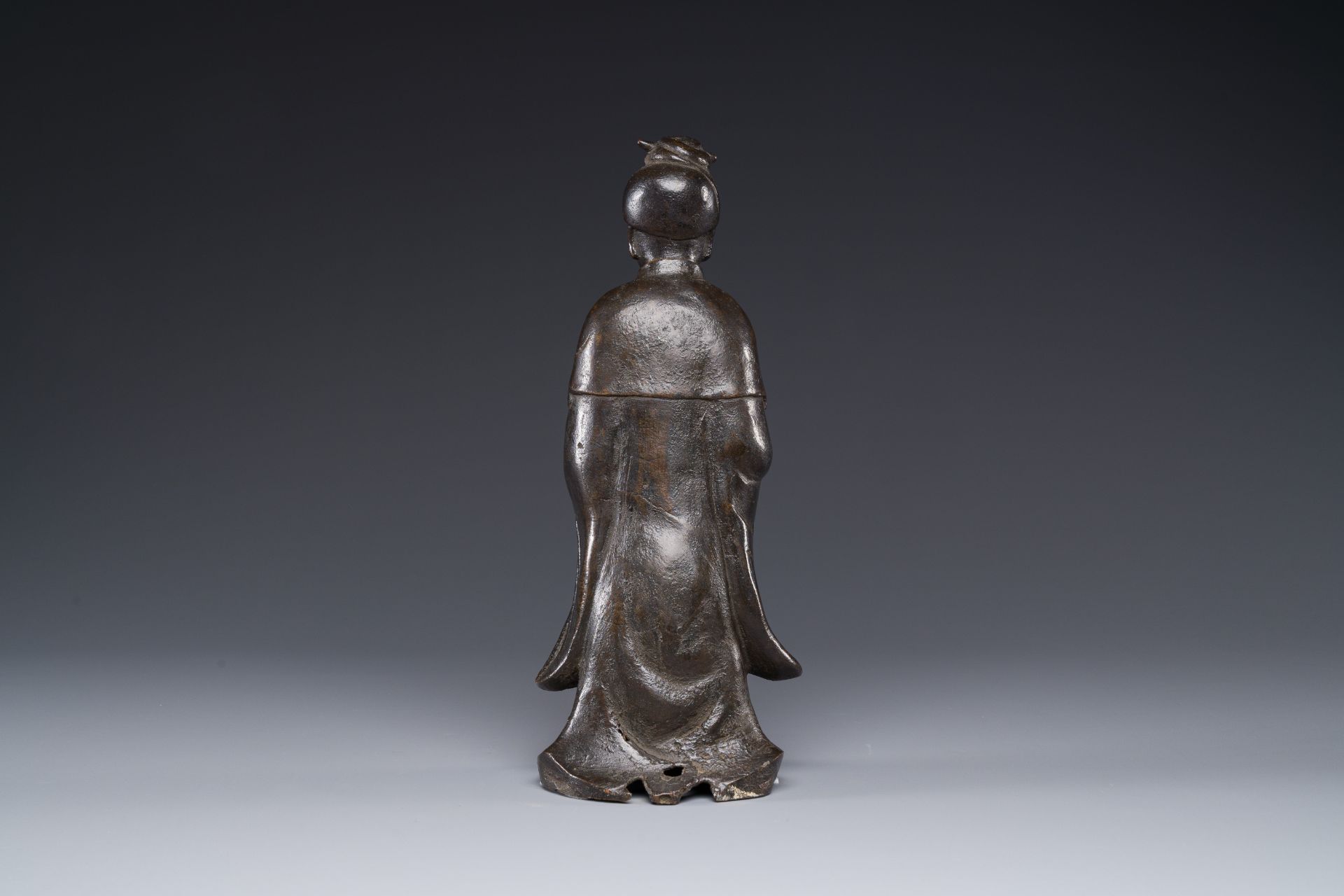 A Chinese bronze figure of a standing Guanyin, Ming - Bild 3 aus 5