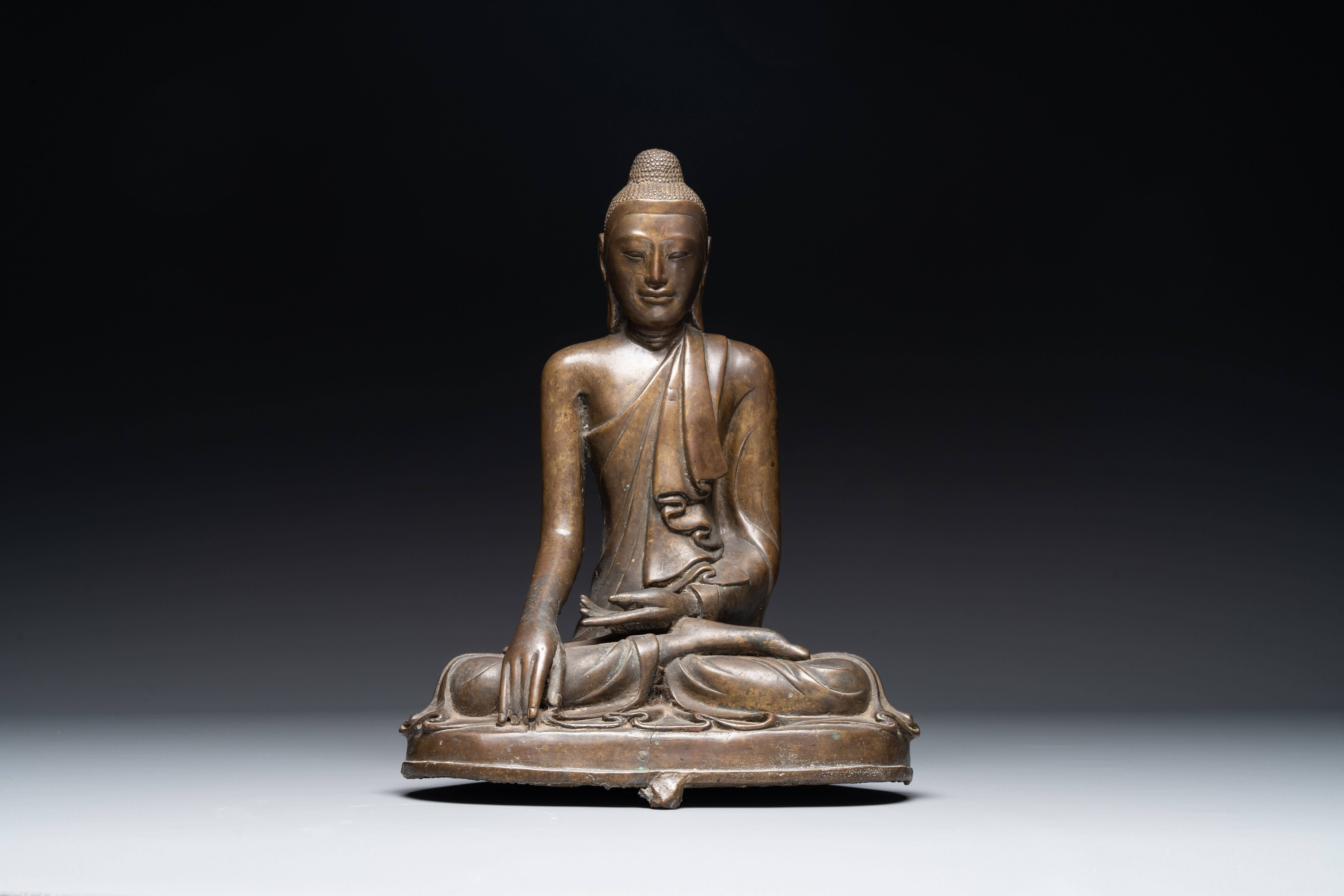 A Burmese bronze Mandalay-style Buddha in bhumisparsha mudra, 18/19th C. - Image 3 of 9