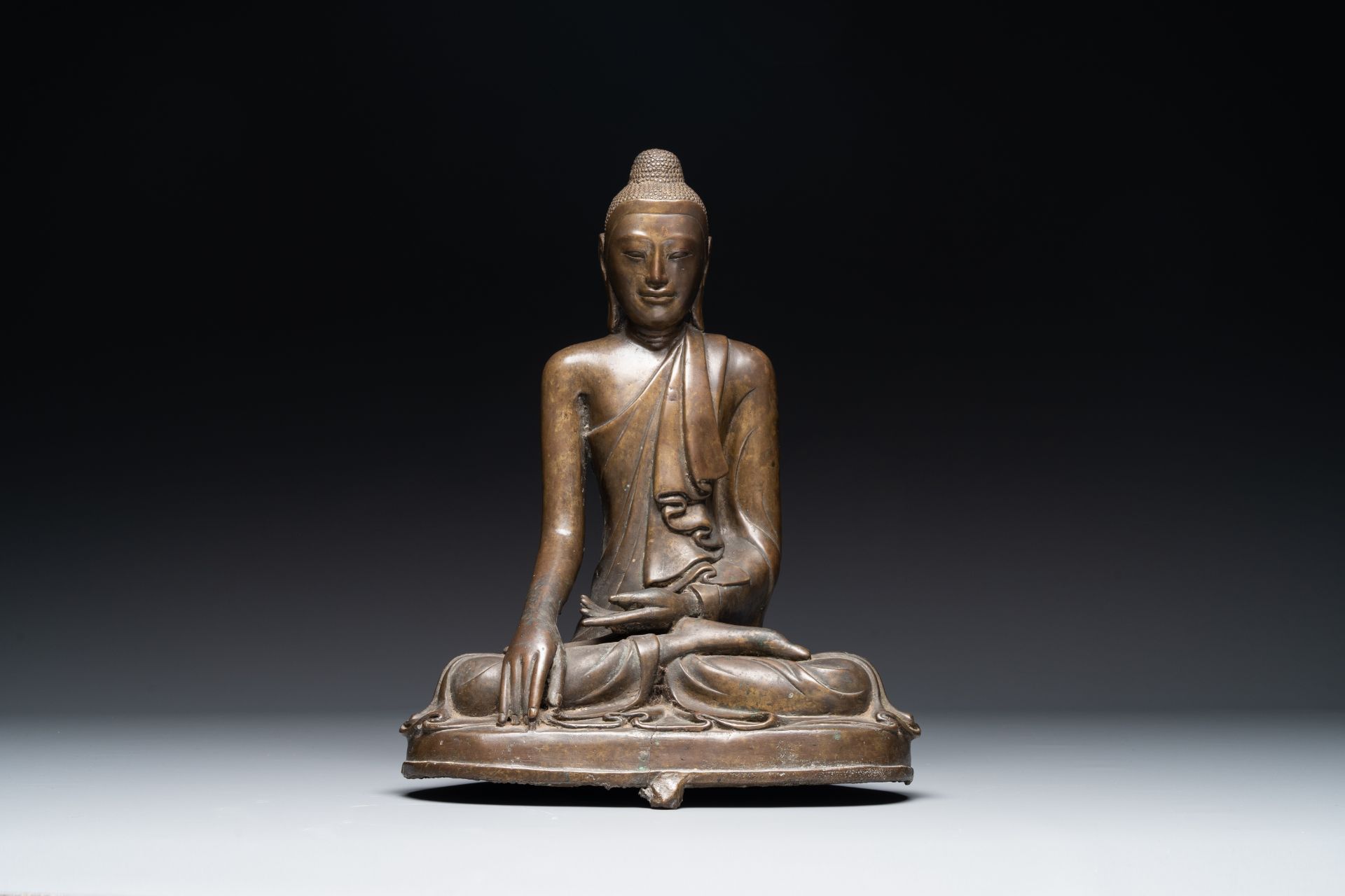 A Burmese bronze Mandalay-style Buddha in bhumisparsha mudra, 18/19th C. - Bild 3 aus 9