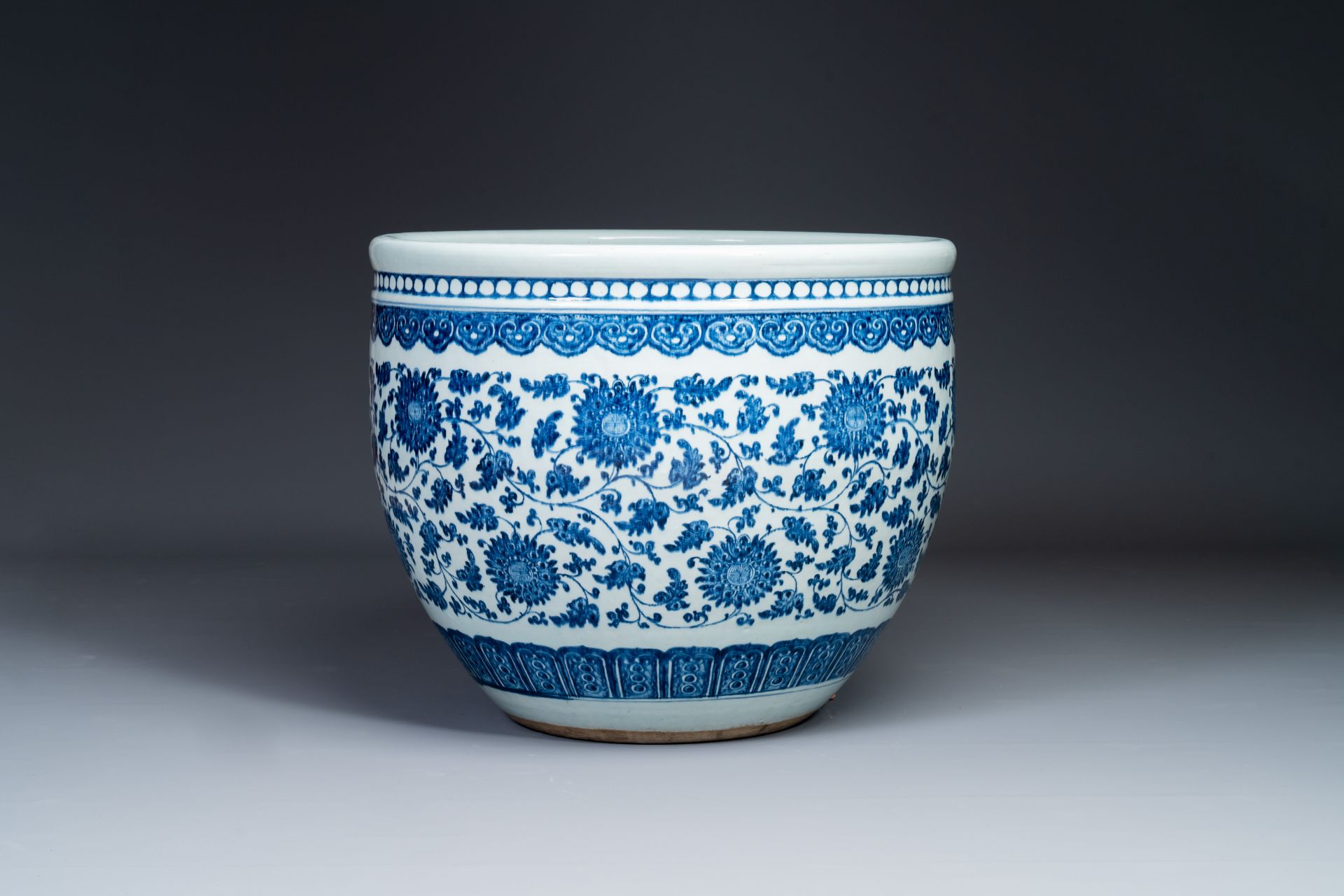 A large Chinese blue and white 'peony scroll' fish bowl, Qianlong/Jiaqing - Bild 2 aus 5