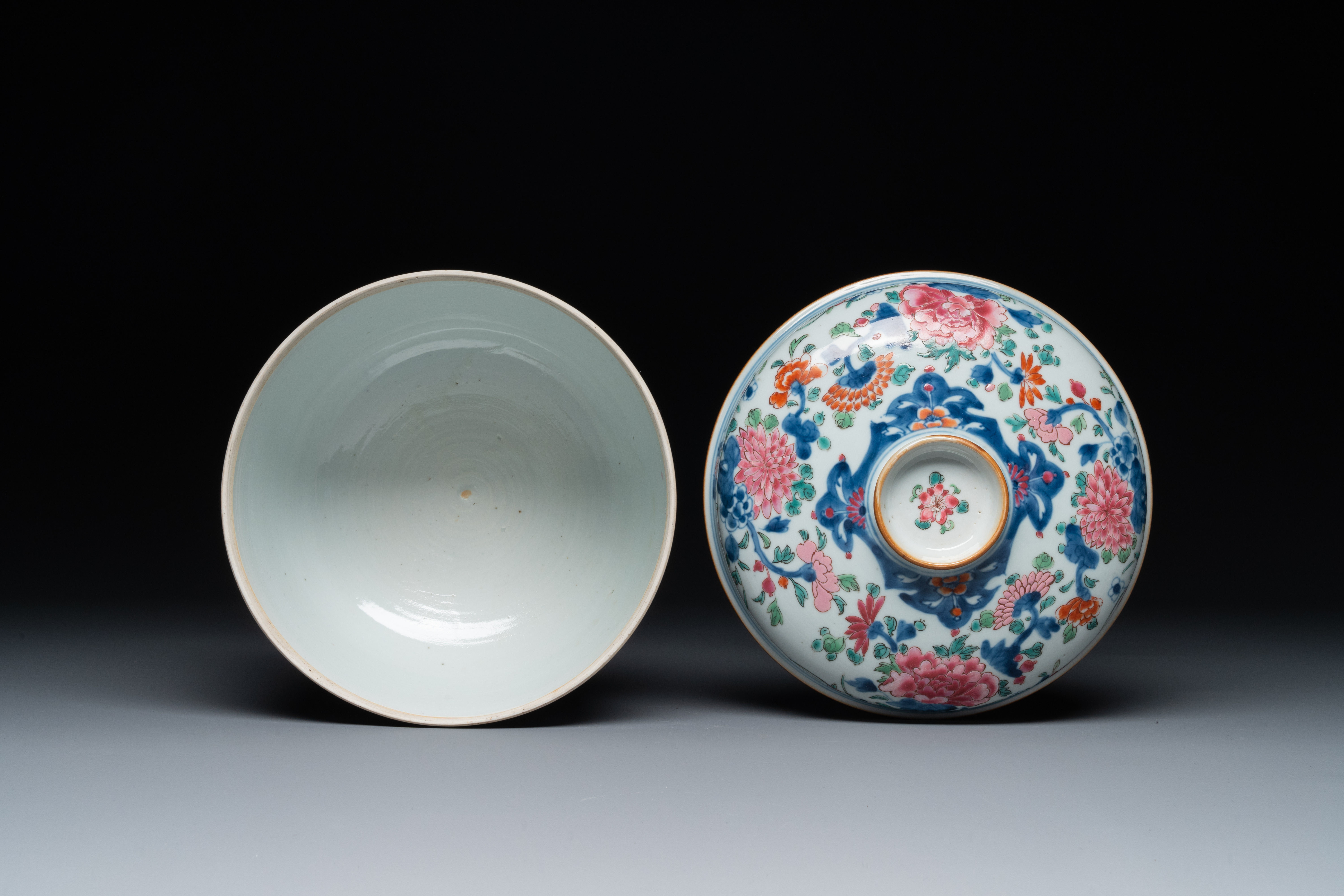 A pair of large Chinese famille rose jars and covers with floral design, Qianlong - Image 9 of 10