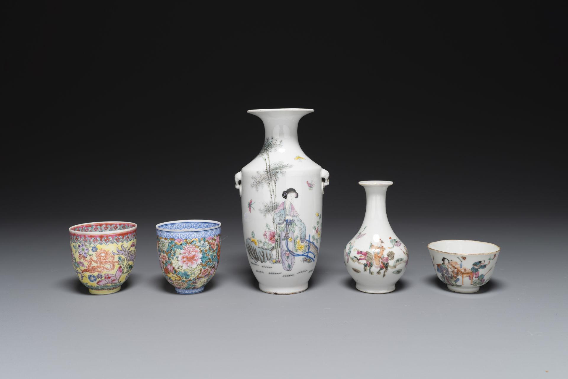 A varied collection of Chinese famille rose and qianjiang cai porcelain, 19/20th C. - Bild 2 aus 10