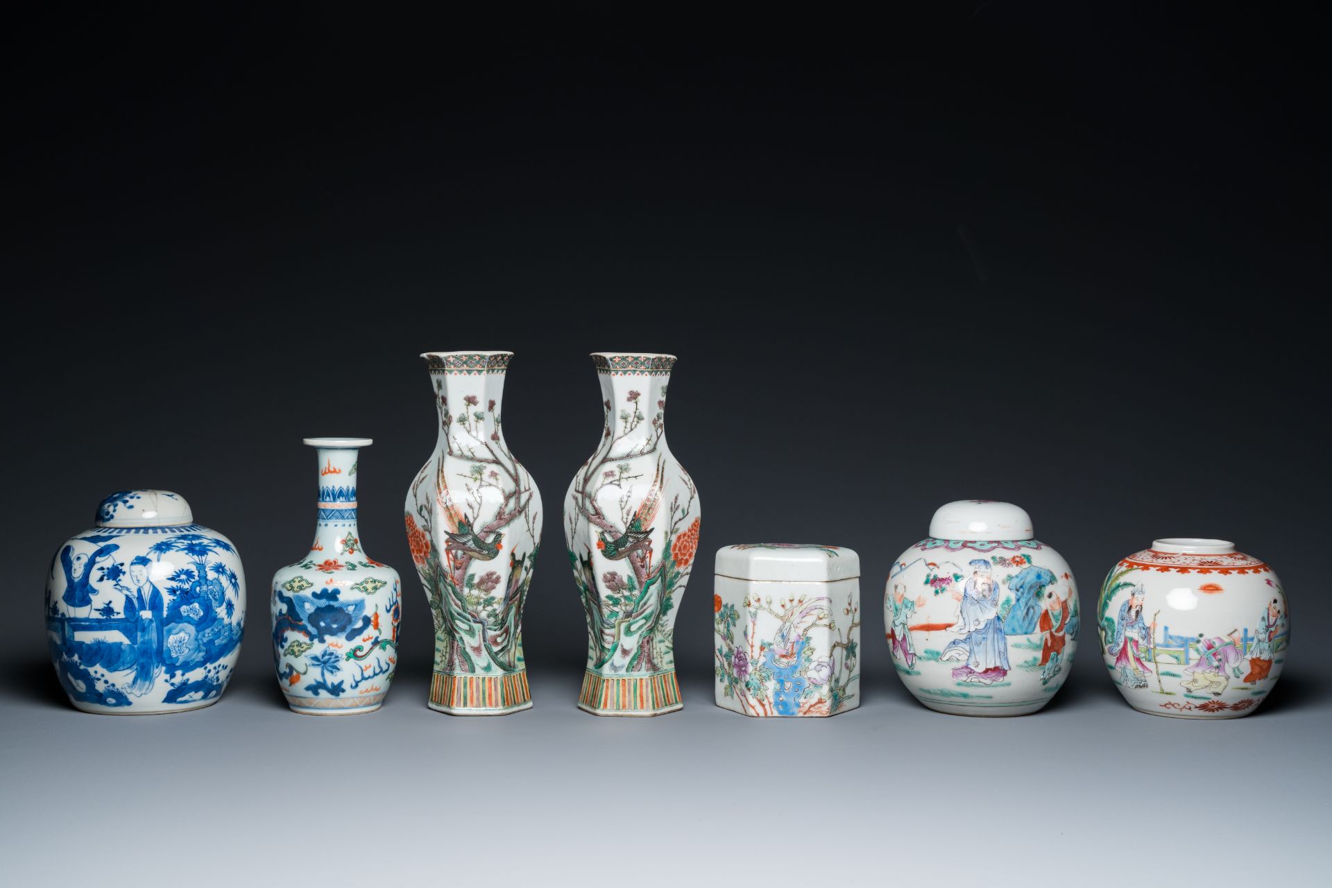 Six various Chinese porcelain vases and a covered jar, 19/20th C. - Bild 2 aus 9