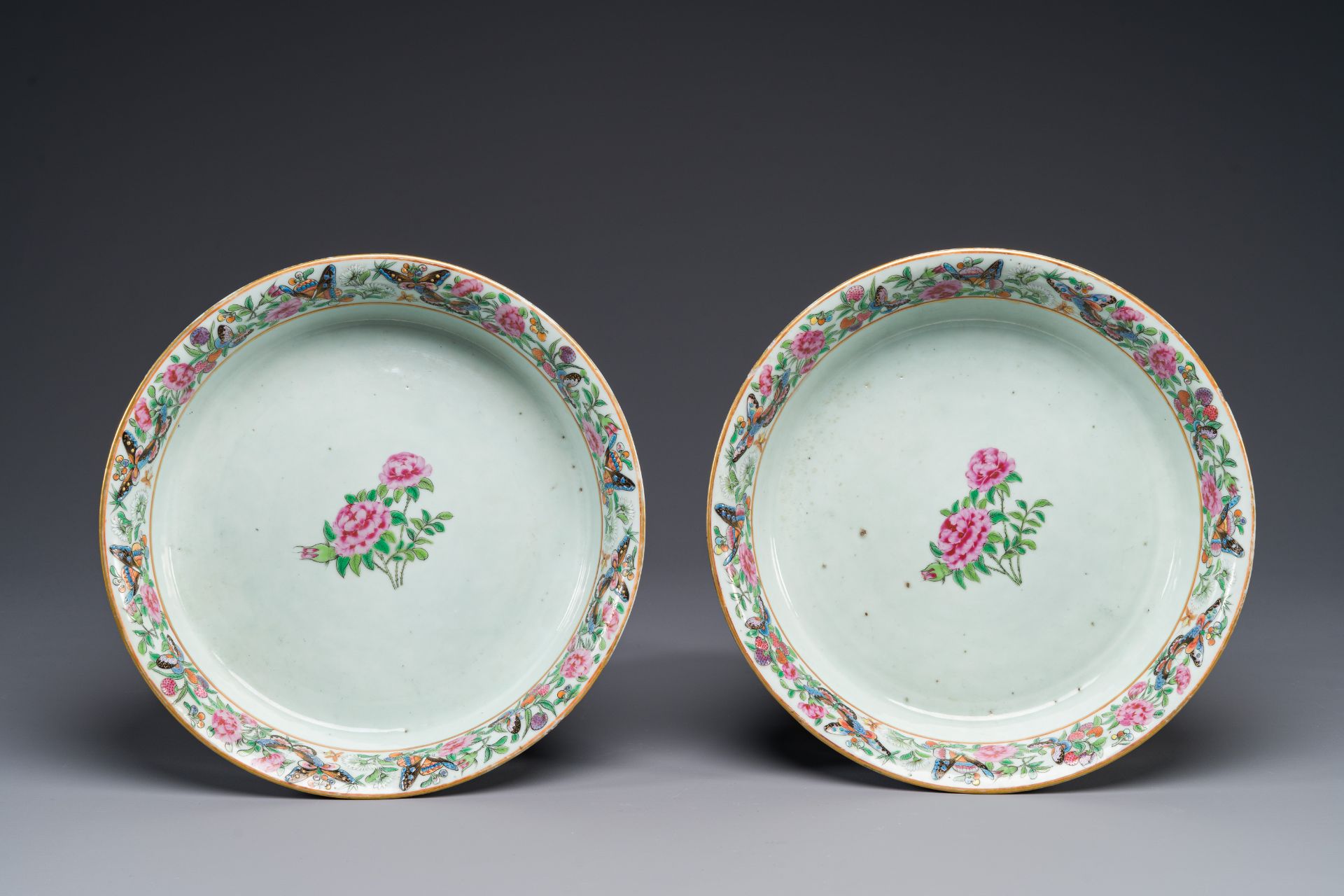 A pair of fine Chinese Canton famille rose jardinieres on stands, 19th C. - Image 6 of 7