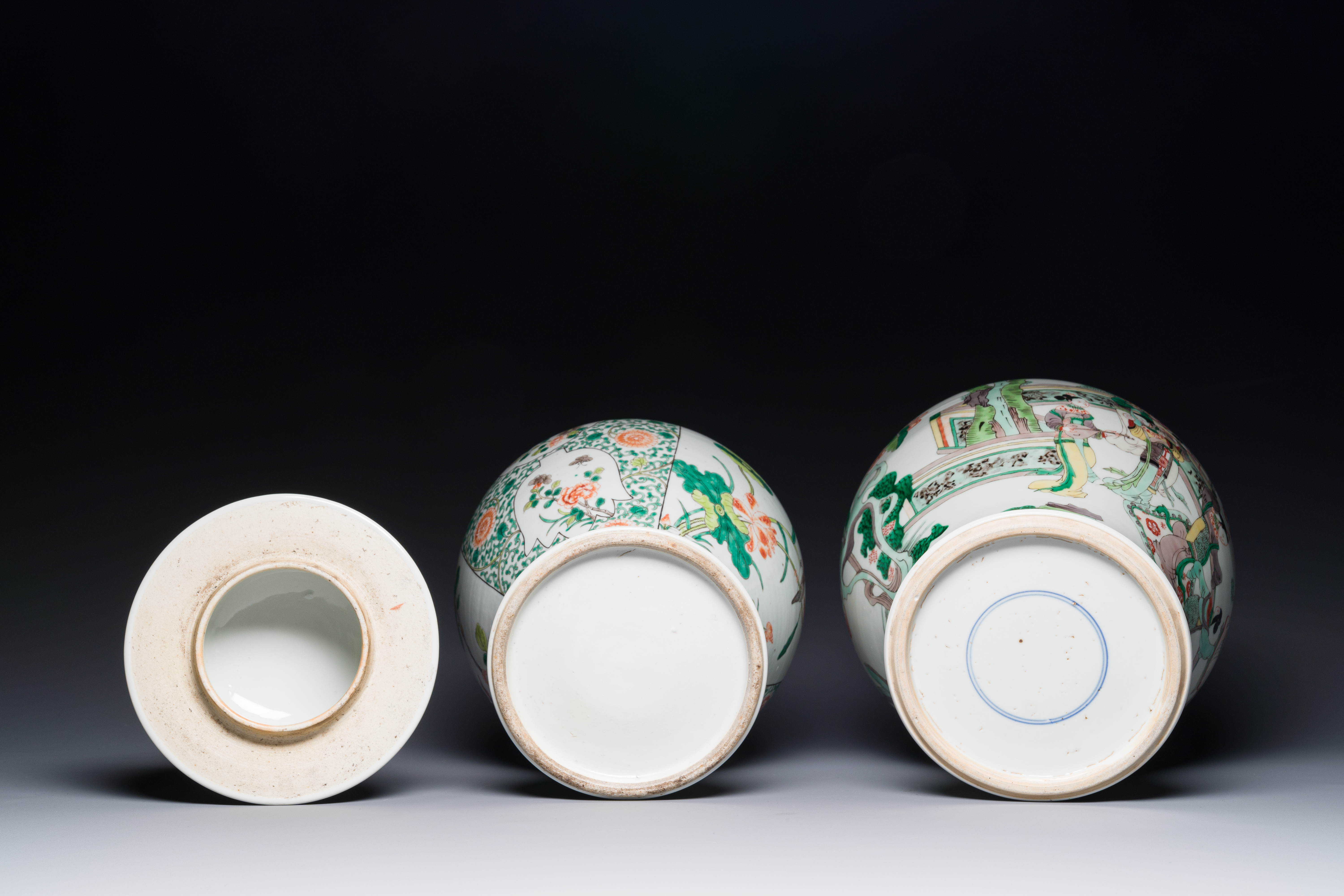 Two Chinese famille verte porcelain vases and covers on wooden stands, 19th C. - Image 4 of 4