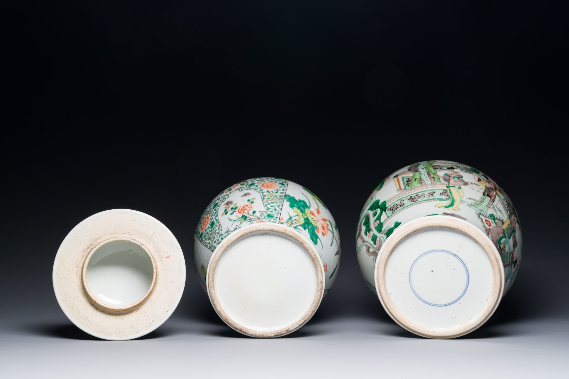 Two Chinese famille verte porcelain vases and covers on wooden stands, 19th C. - Bild 4 aus 4